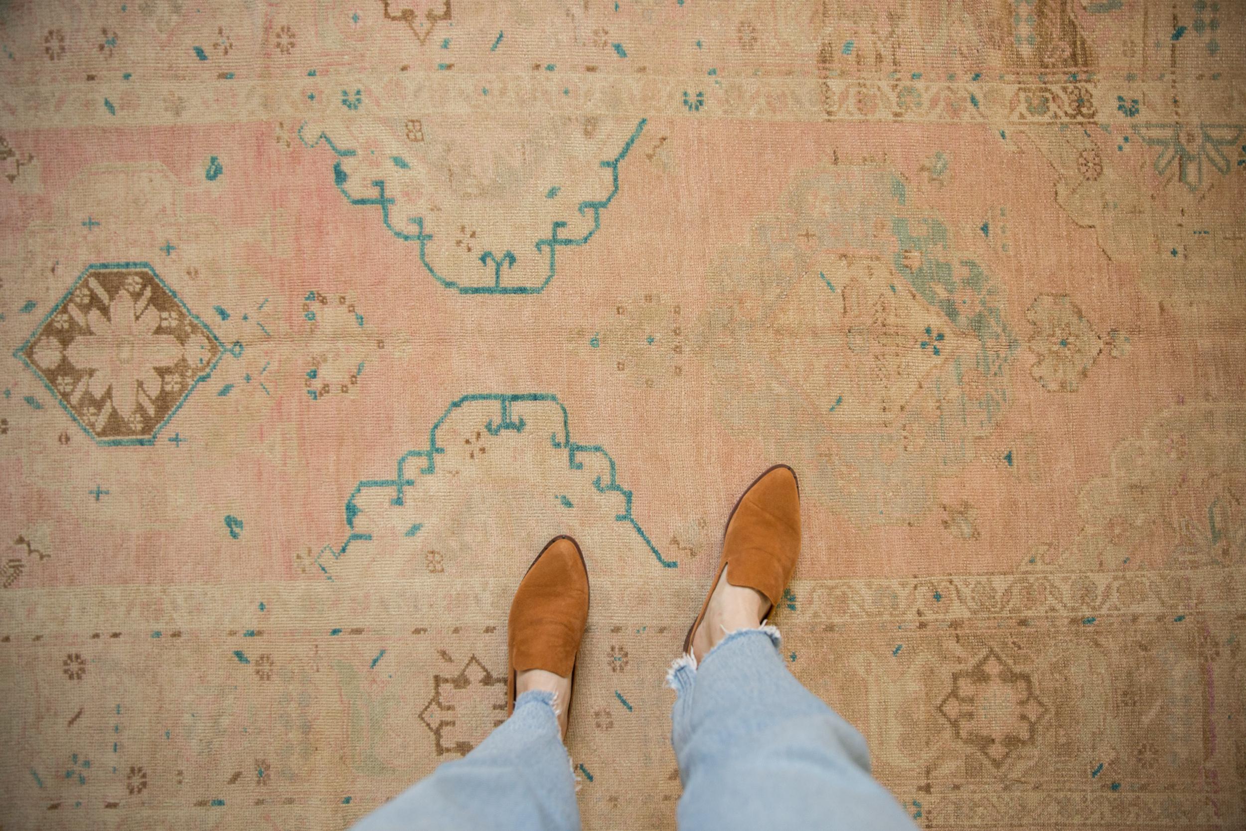 :: Campo coperto di medaglioni floreali strombati con contorno smerlato e motivo interno a corno d'ariete. Avvolto da un'ampia bordura principale a fasce con viste superiori di gul floreali in rilievo geometrico, con elementi di design a girandola