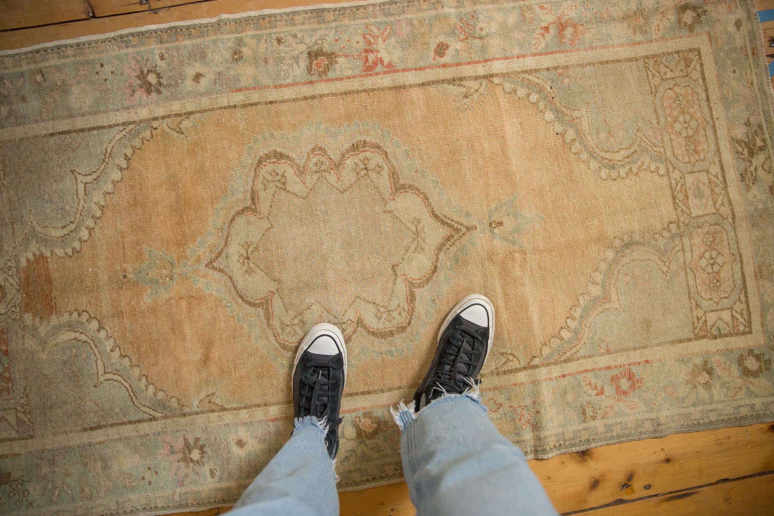 :: Medaglione centrale smerlato con finali a trifoglio in cima a un campo aperto abraso con sovrapposizioni di spandrel angolari che ricambiano vagamente il contorno del medaglione principale in un quarto di mappa parziale della stessa colorazione e