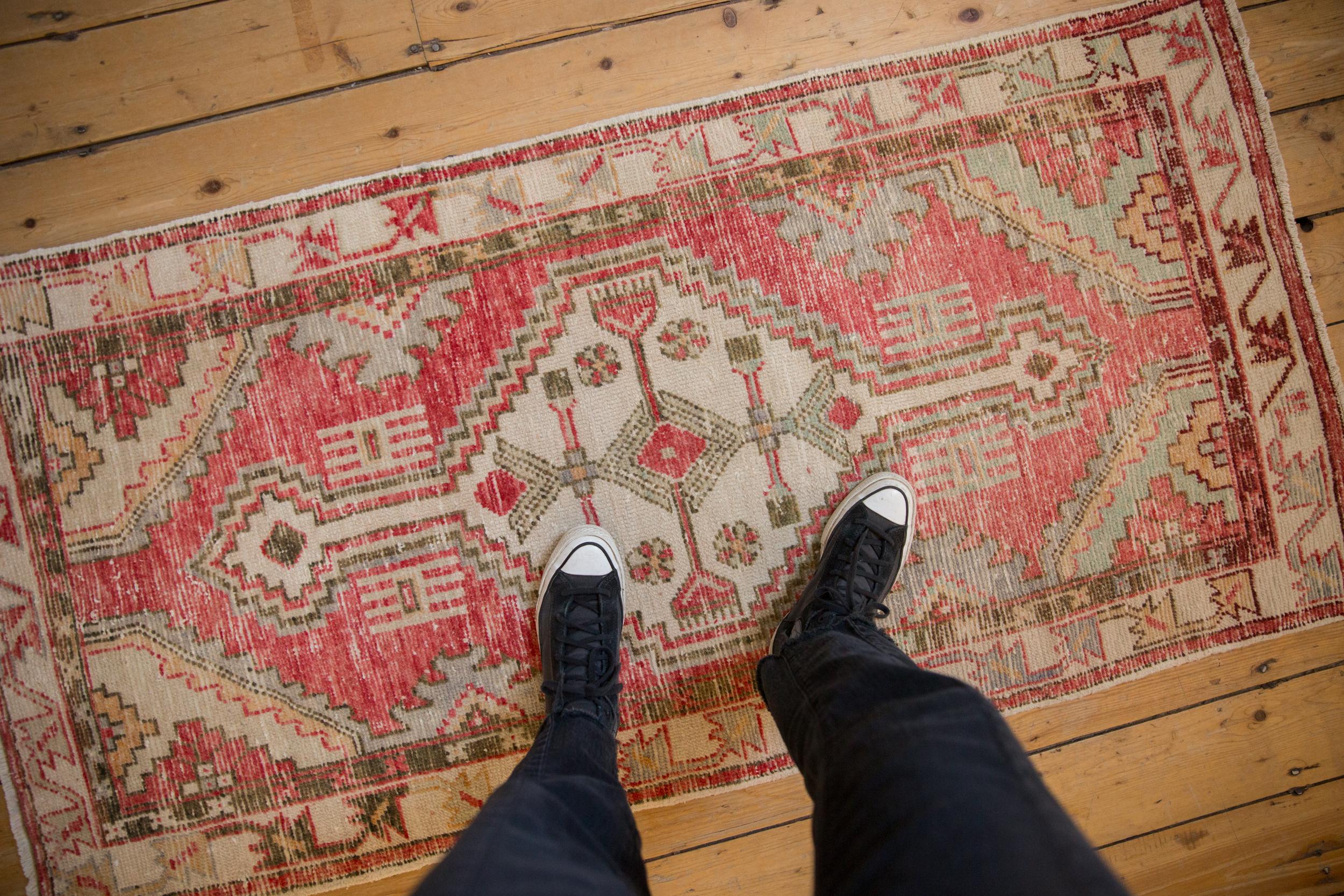 :: Abgestuftes Mittelmedaillon mit verlängerten Endstücken. Innere keimende Blüte Design-Motiv mit pinwheel Farbe floral oben Ansichten. Hauptbordüre mit mäanderndem Weinblattmotiv. Zu den Farben und Schattierungen gehören: Helles Kirschrot,