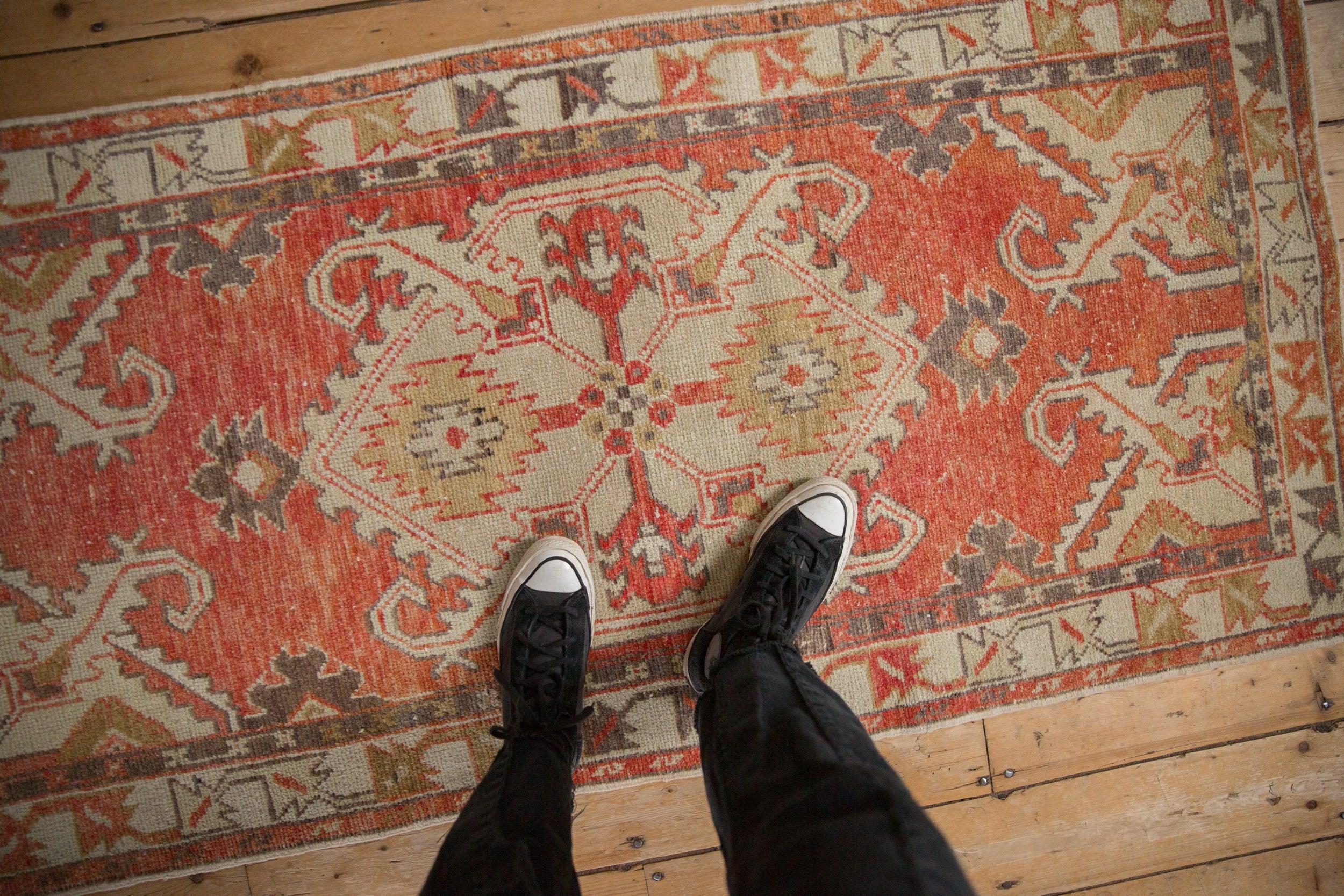 :: Shield-like c enter medallion with outwardly directed scrolled serrated leaves. Interior quatrefoil oriented floral bouquet in sharp lightening serrated contour. Corner spandrel overlays loosely reciprocate the contour of the main medallion with