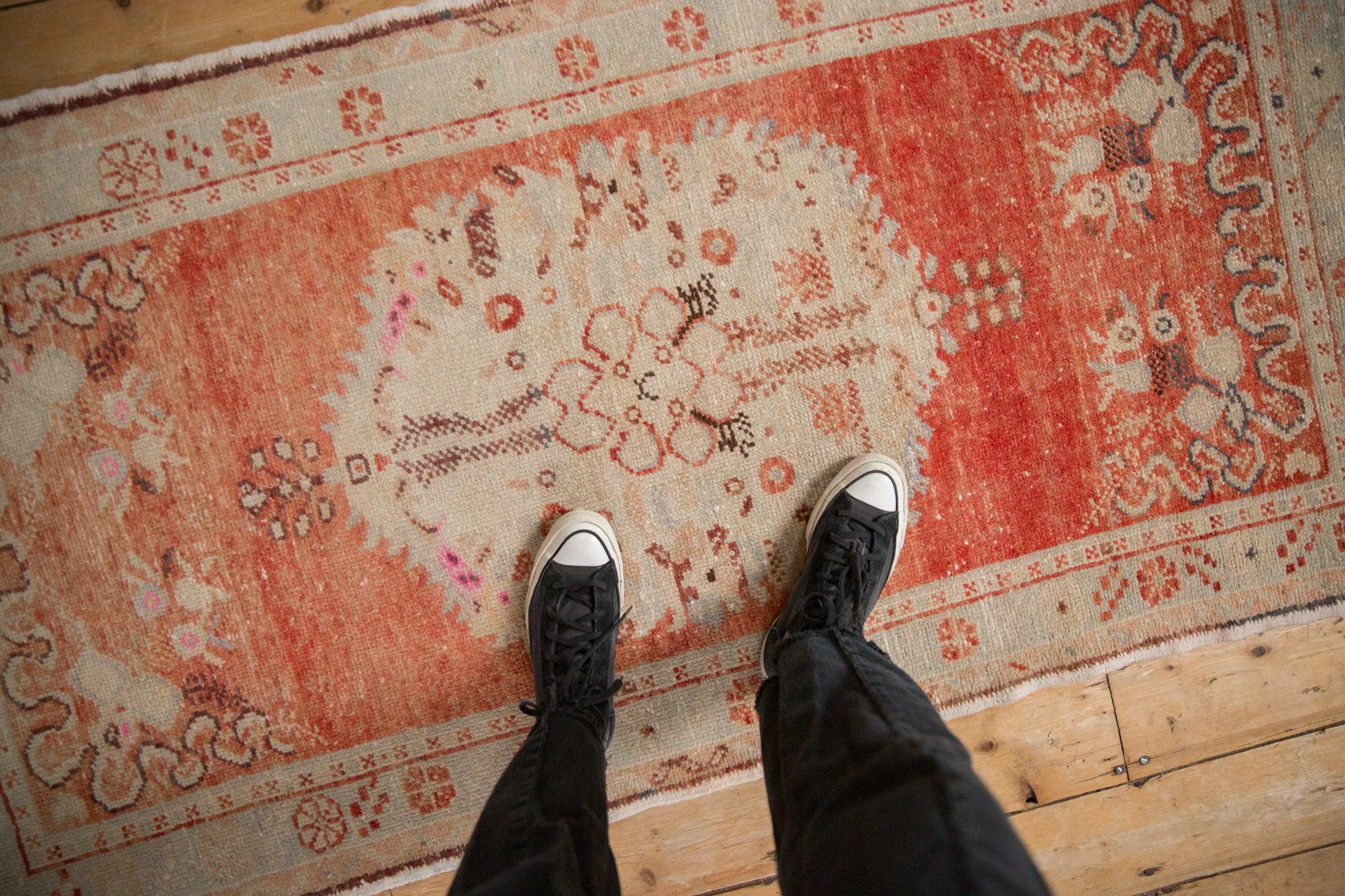 :: Medaglione centrale sovradimensionato con elementi interni di design a fiore minore e piante in germinazione con dettagli a nastro. Il pennacchio d'angolo si sovrappone a un bouquet floreale su un fondo abraso. I colori e le sfumature includono: