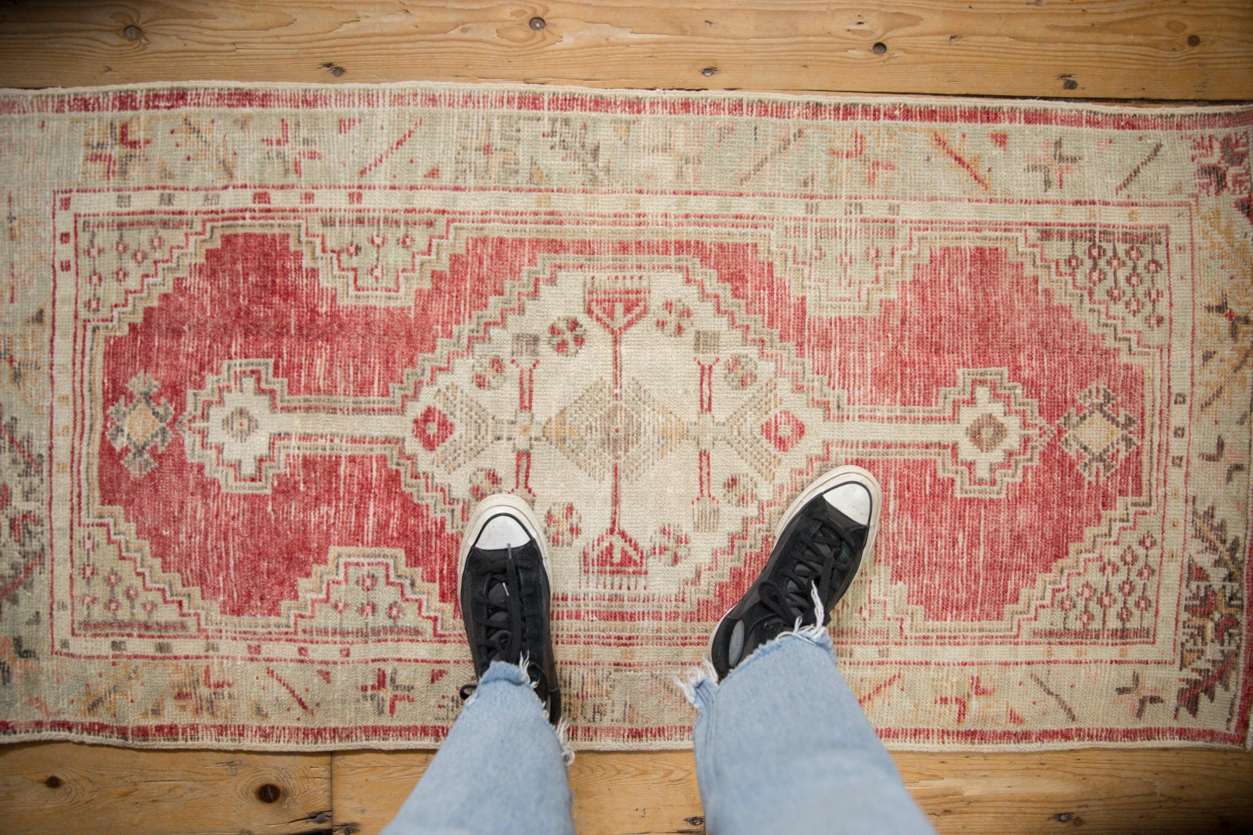 :: Medaglione centrale a gradini con elementi interni di design a girandola floreale e terminali a gambo lungo in cima a un campo aperto. Le sovrapposizioni del disegno del campo riprendono vagamente il contorno del medaglione principale e delle