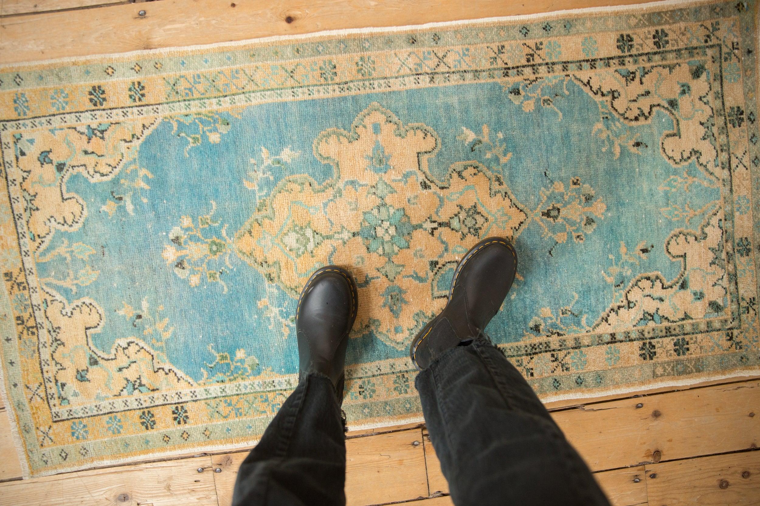 :: Mittelmedaillon mit dreifach konturierten Seiten und Enden, geschmückt mit kleinen Blumenbouquets auf einem offenen, geschliffenen Feld. Hauptbordüre mit keimenden Blüten und floralem Motiv in der Draufsicht. Der innere Eckzwickel überlagert das