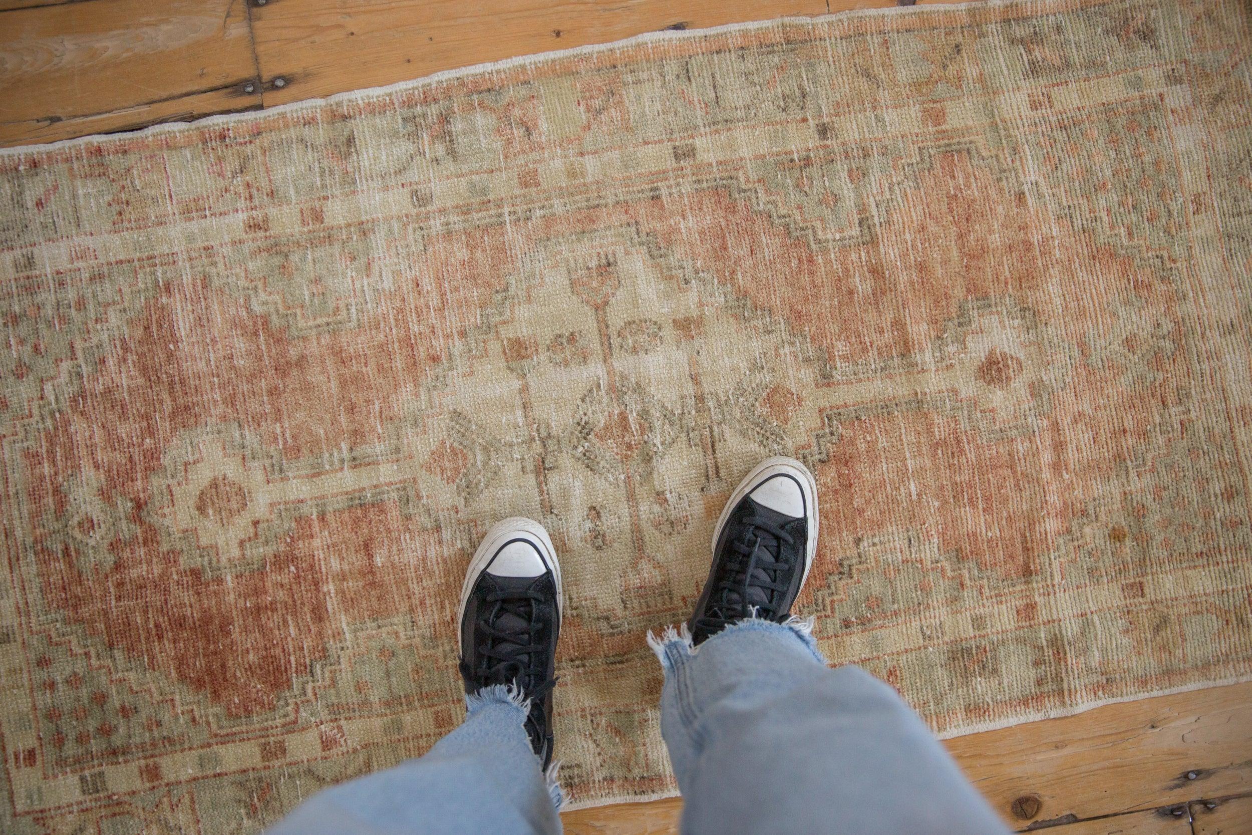 :: Abgestuftes Mittelmedaillon mit länglichen Endstücken, die im Inneren nach außen gerichtete Blüten und geometrische Formen mit gerippten Details tragen. Eckzwickel mit keimenden Samen. Zu den Farben und Schattierungen gehören: Staubiges Blassrot,