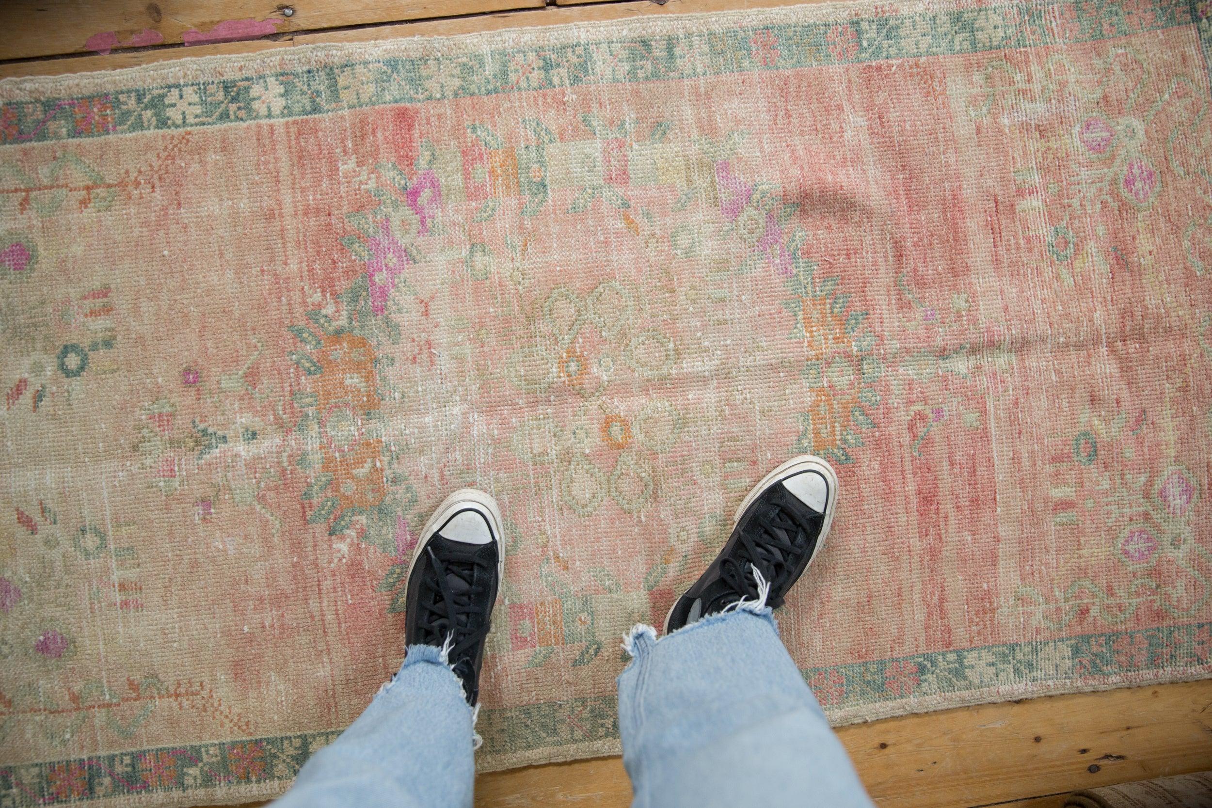:: Blumenbouquet-Hauptbordüre im Rondell auf abgewetztem Feld mit Eckzwickeln, die band- und wolkenbandförmige, stilisierte Blumenranken tragen, die nach innen blühen. Hauptbordüre in schmalem Bandrelief mit floralen Ranken und Blüten in