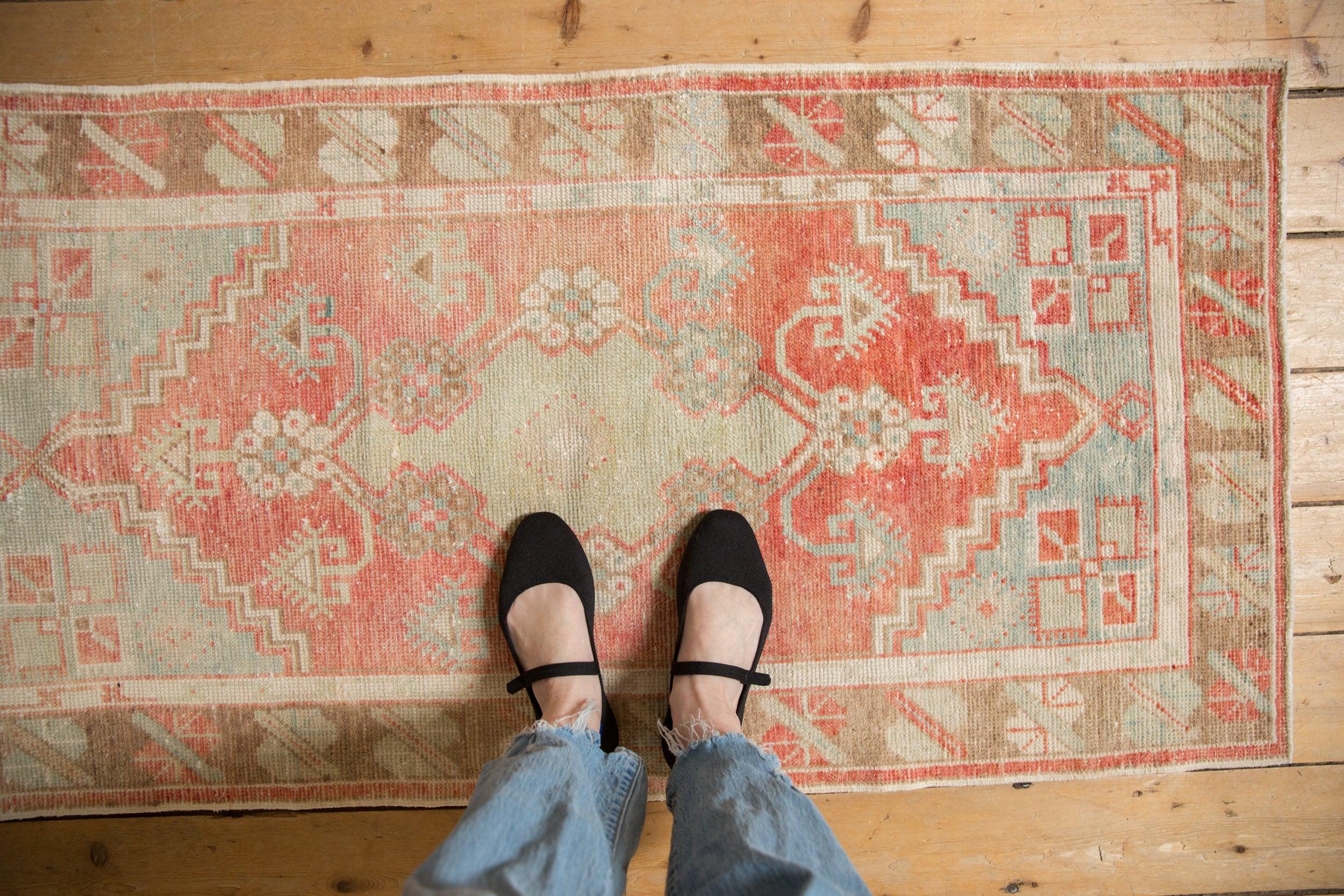 :: Medaillon in der Mitte mit verschlungenen Ranken und daraus entspringenden geometrischen Blüten mit Rippen. Abgestufte Eckzwickel, die mit geometrischen Blumenblüten und Nadelrädern in wechselnder Farbgebung belegt sind. Zu den Farben und