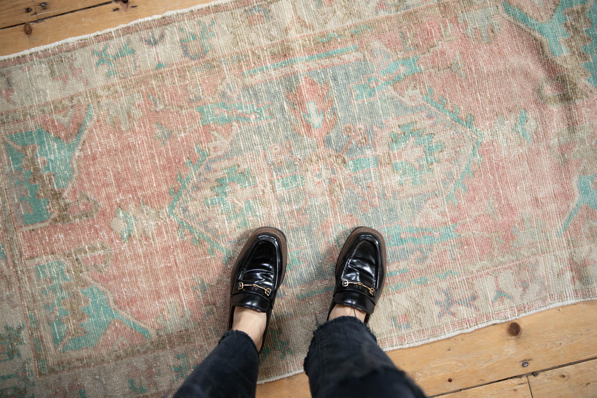 :: Mittelmedaillon mit innen nach außen gerichteten, gezackten floralen Querschnitten, die an beiden Enden mit kleinen Palmettenabschlüssen versehen sind. Die Eckzwickel sind mit nach innen gerichteten, gezackten Blättern versehen, die Hauptbordüre