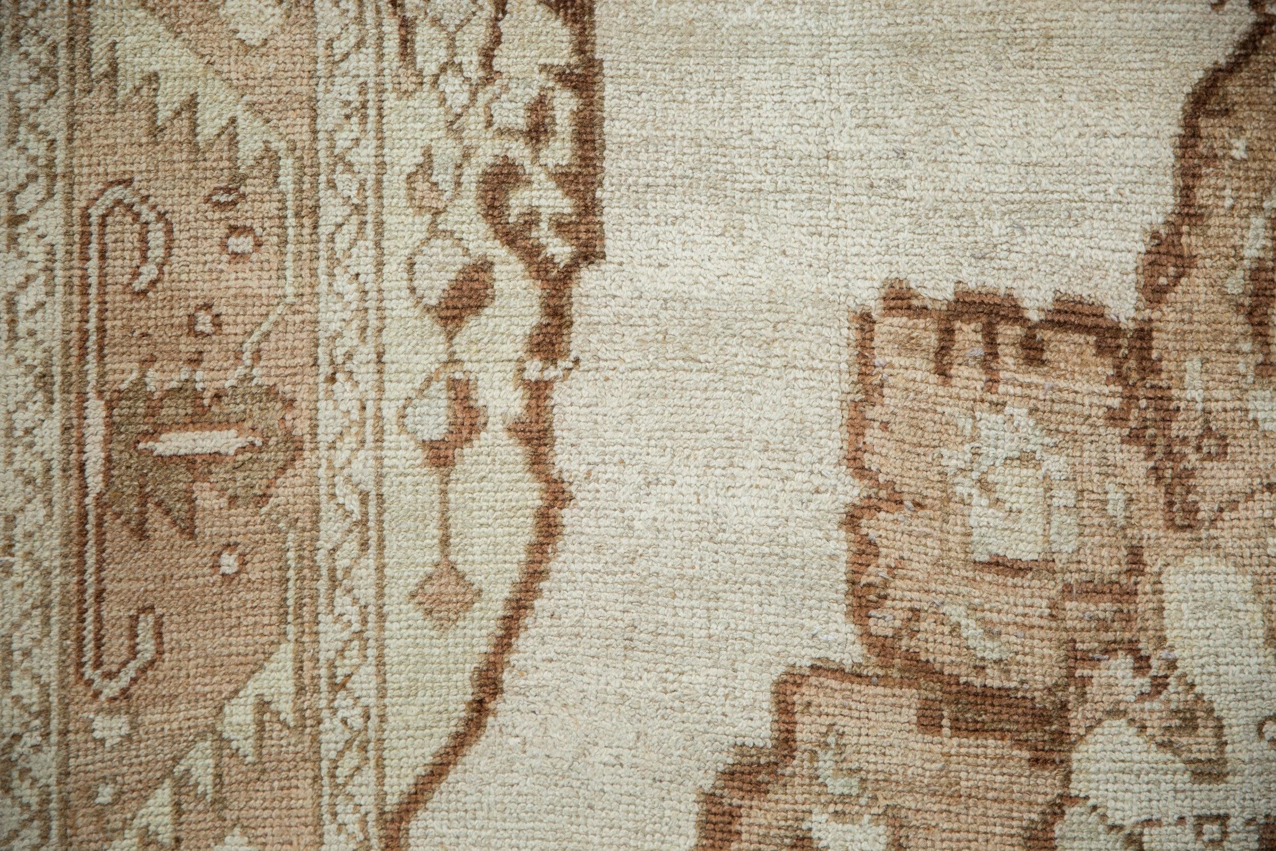 :: Sternförmiges Mittelmedaillon mit doppelstöckigen Endknäufen auf einem offenen Hauptfeld mit stilisiertem Buchdeckel-Overlay. Hauptbordüre mit gezackten Blättern und primitivem, floralem Palmettenmotiv. Zu den Farben und Schattierungen gehören: