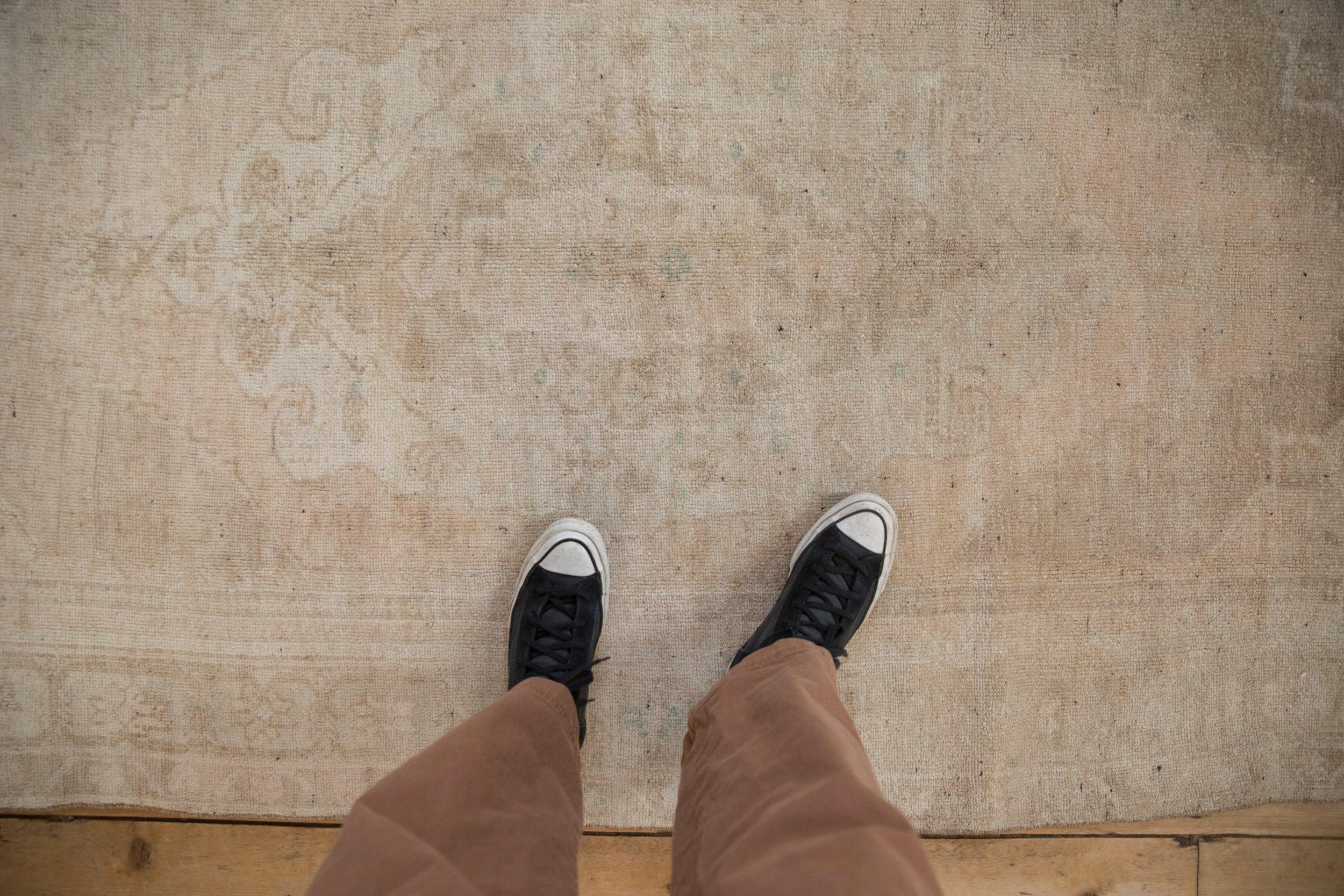 :: Übergroßes Mittelmedaillon mit konzentrischen inneren Nebenmedaillons, die an beiden gegenüberliegenden Enden mit kleinen Endstücken verziert sind. Abgestufte Eckzwickel nehmen die Kontur des Hauptmedaillons locker auf. Hochglänzender Flor mit