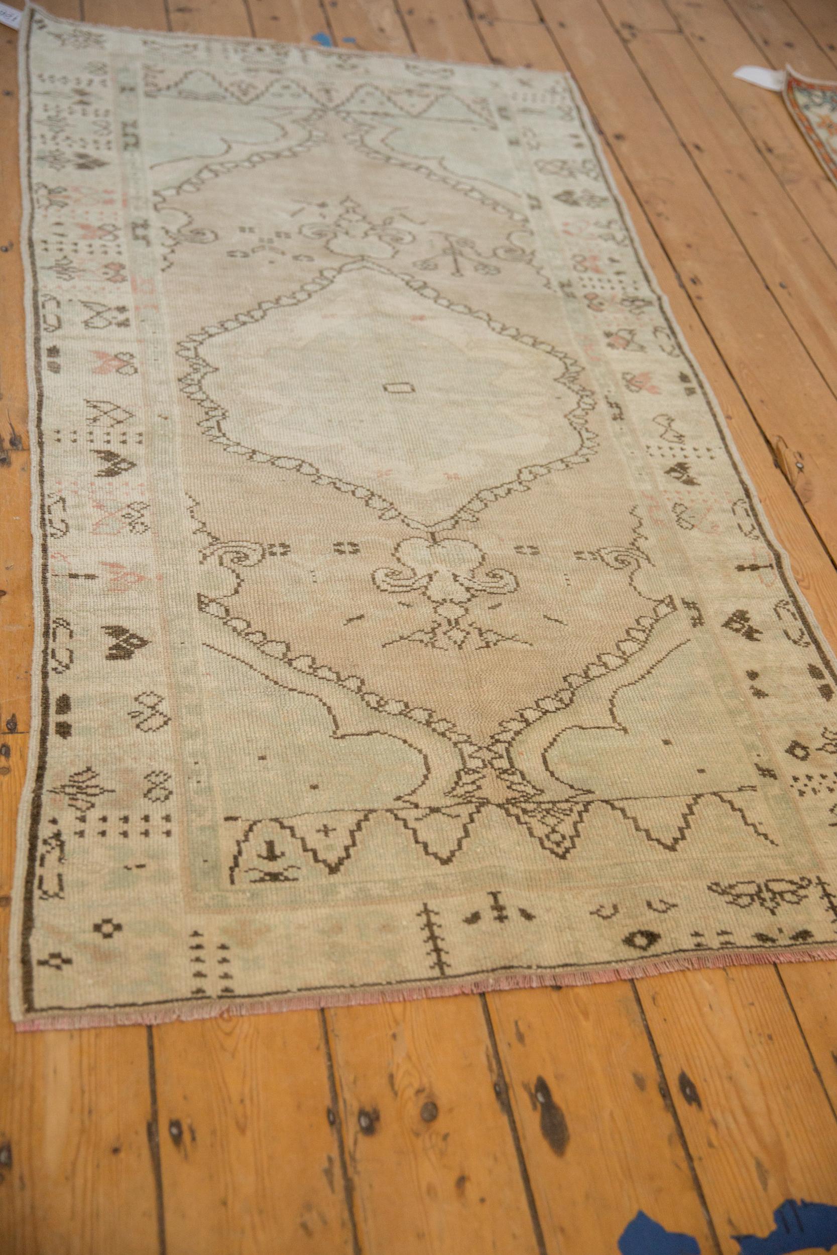 Vintage Distressed Oushak Teppich Läufer (Türkisch) im Angebot