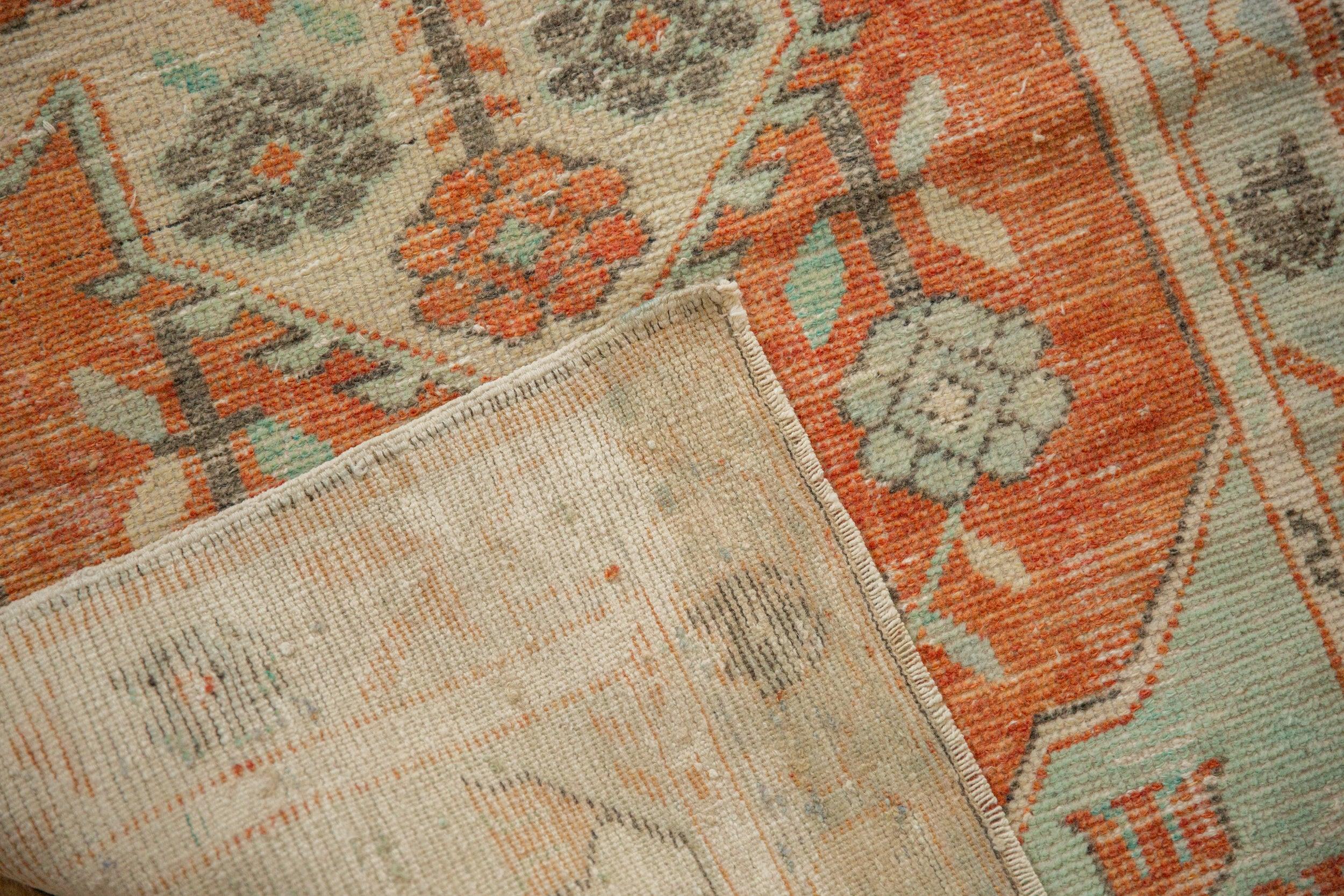 Vintage Distressed Oushak Teppich Läufer (Türkisch) im Angebot