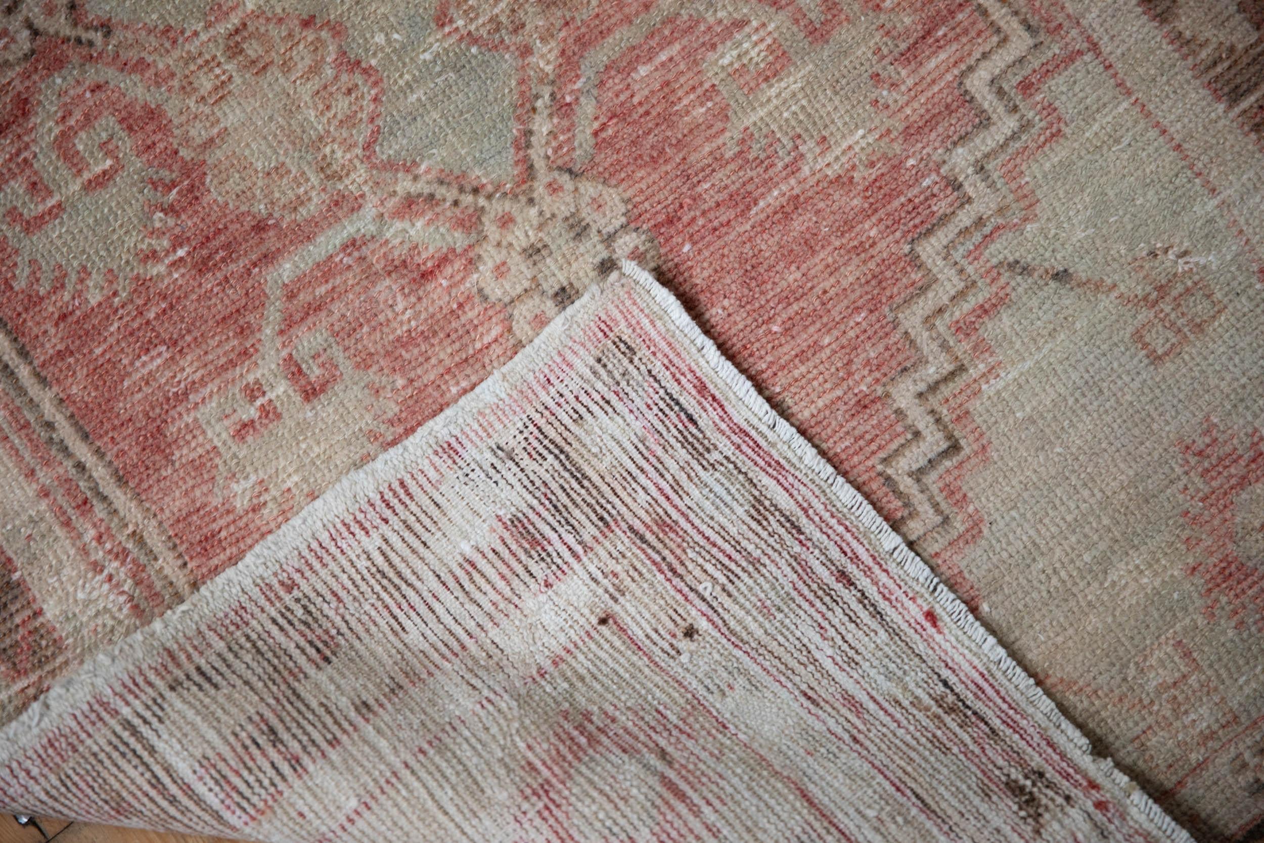 Vintage Distressed Oushak Teppich Läufer (Türkisch) im Angebot