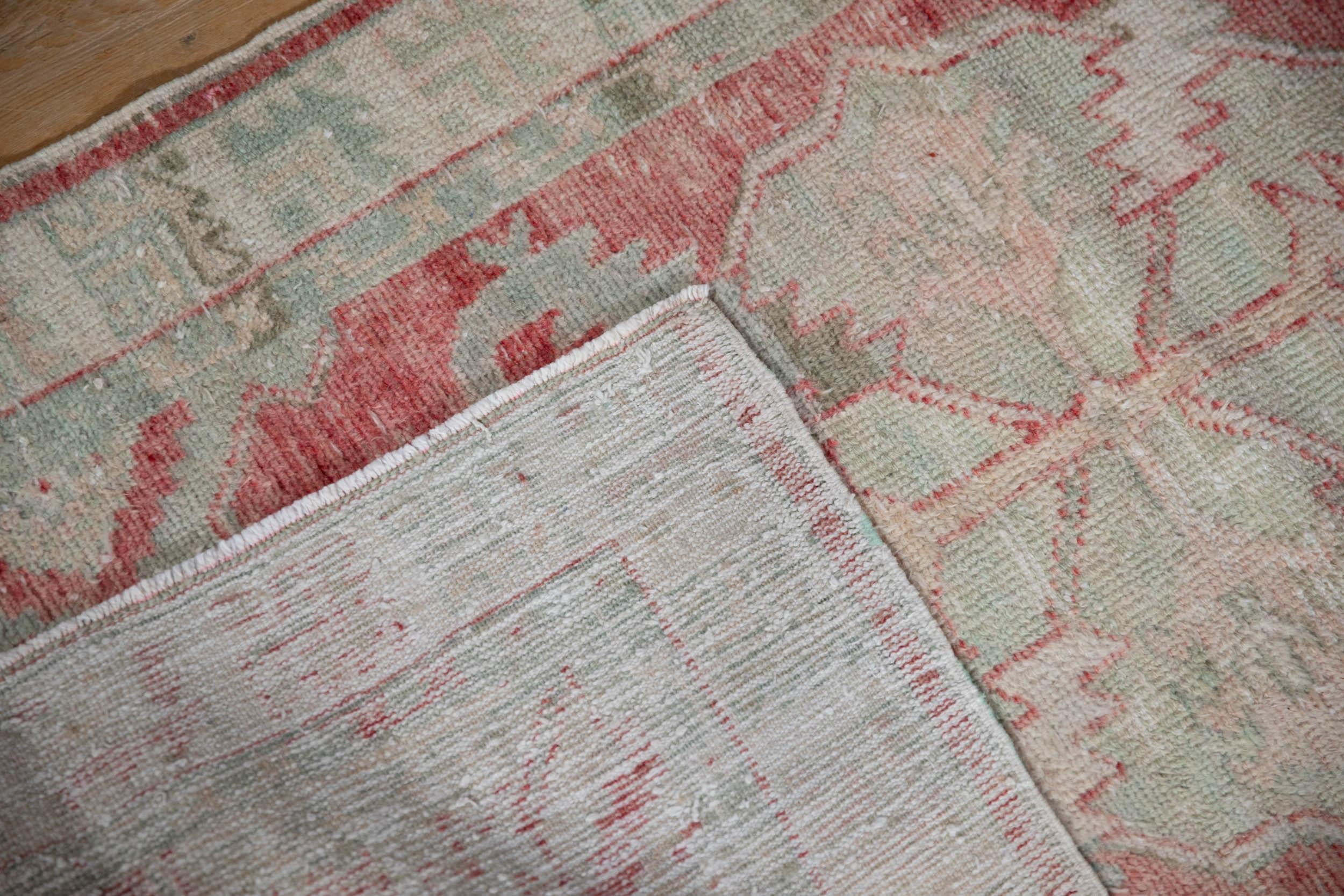 Vintage Distressed Oushak Teppich Läufer (Türkisch) im Angebot