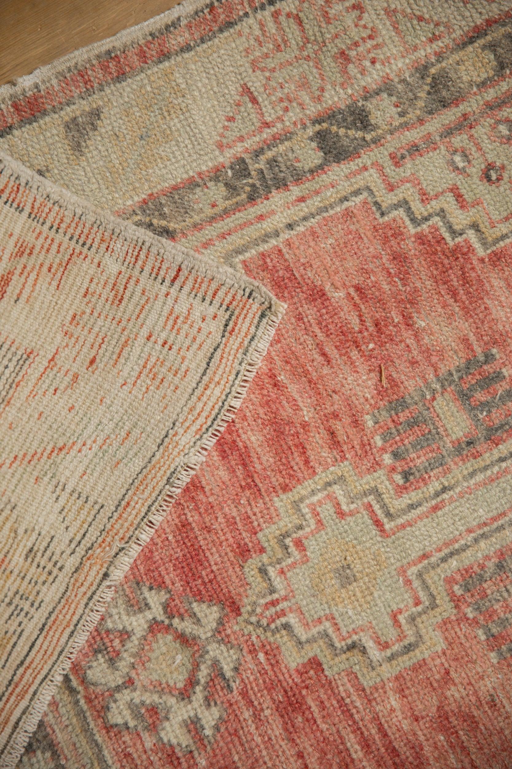 Vintage Distressed Oushak Teppich Läufer (Türkisch) im Angebot