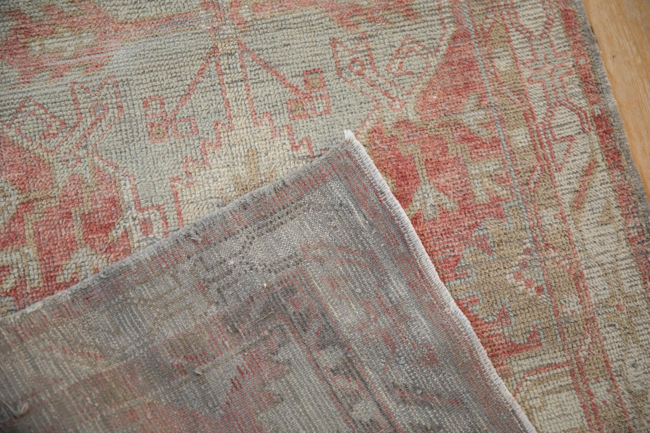 Vintage Distressed Oushak Teppich Läufer (Türkisch) im Angebot