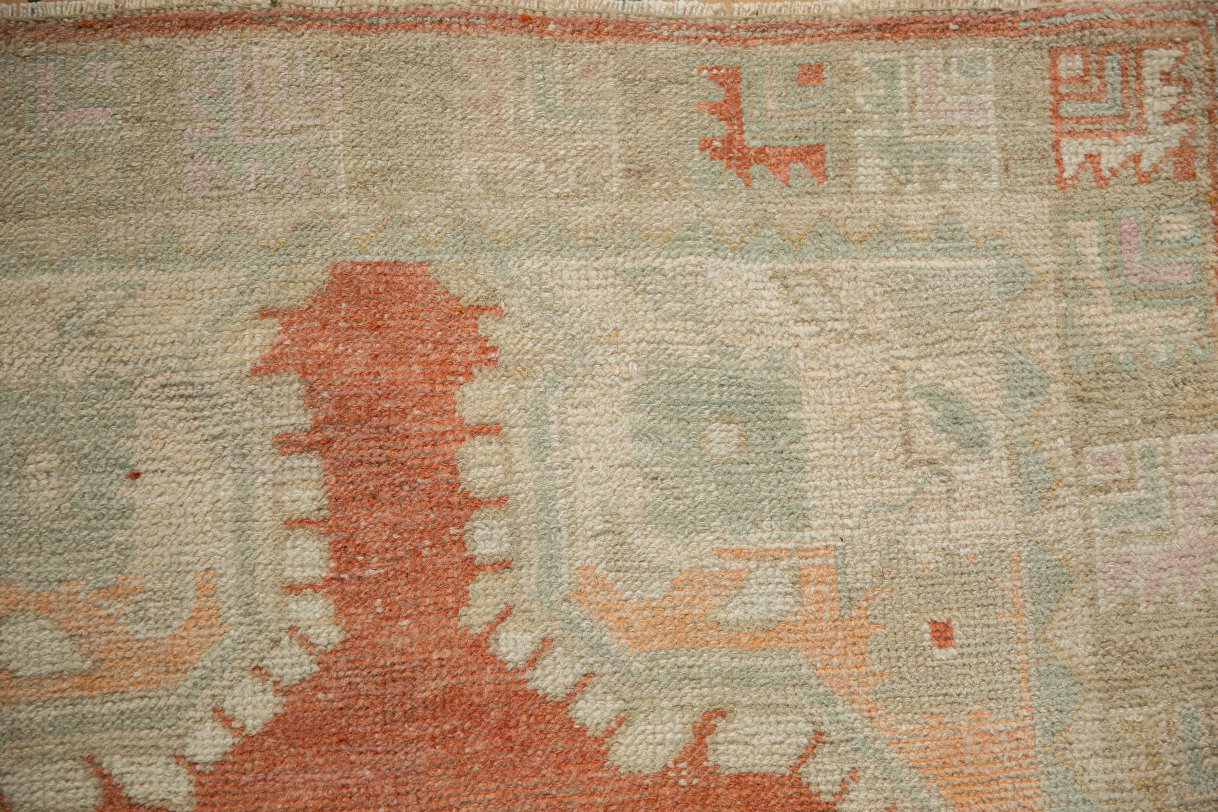 Vintage Distressed Oushak Teppich Läufer (Türkisch) im Angebot