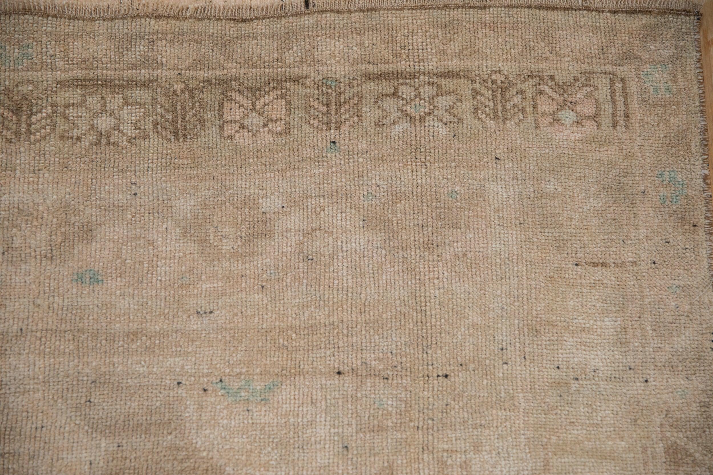 Vintage Distressed Oushak Teppich Läufer (Türkisch) im Angebot