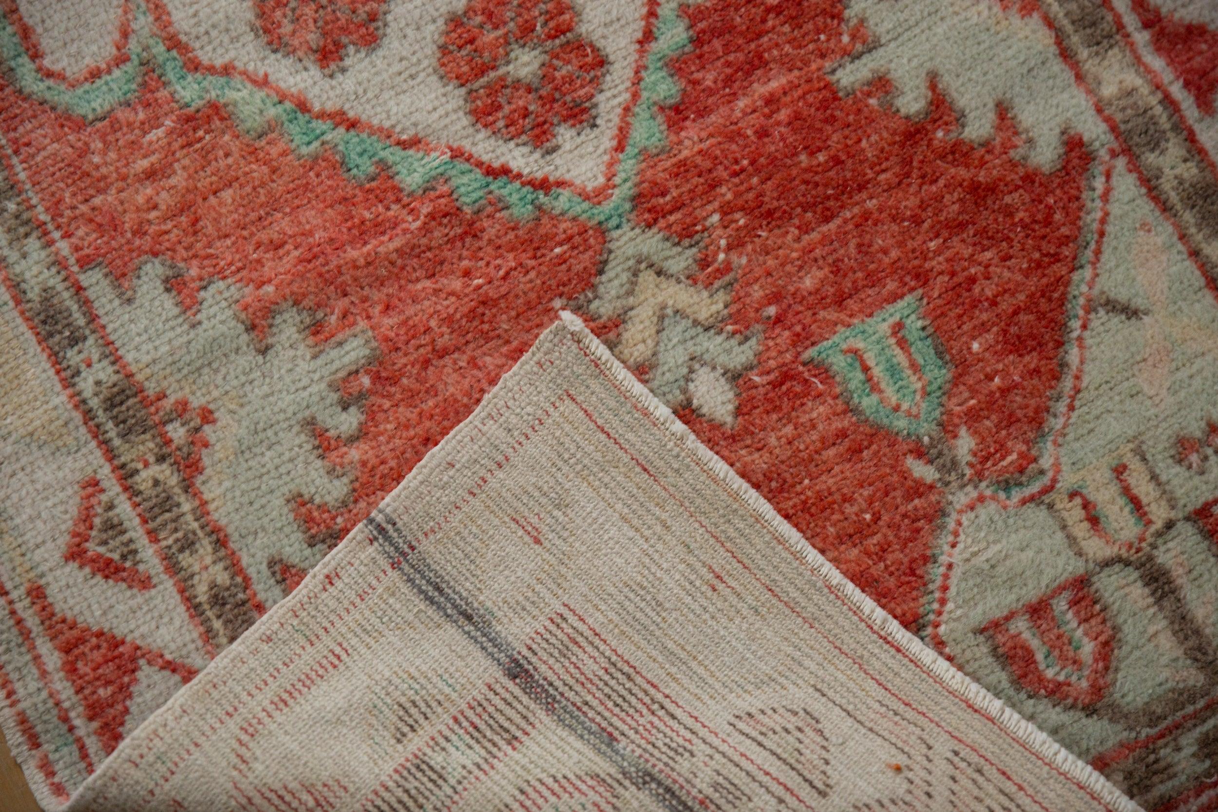 Vintage Distressed Oushak Teppich Läufer (Türkisch) im Angebot