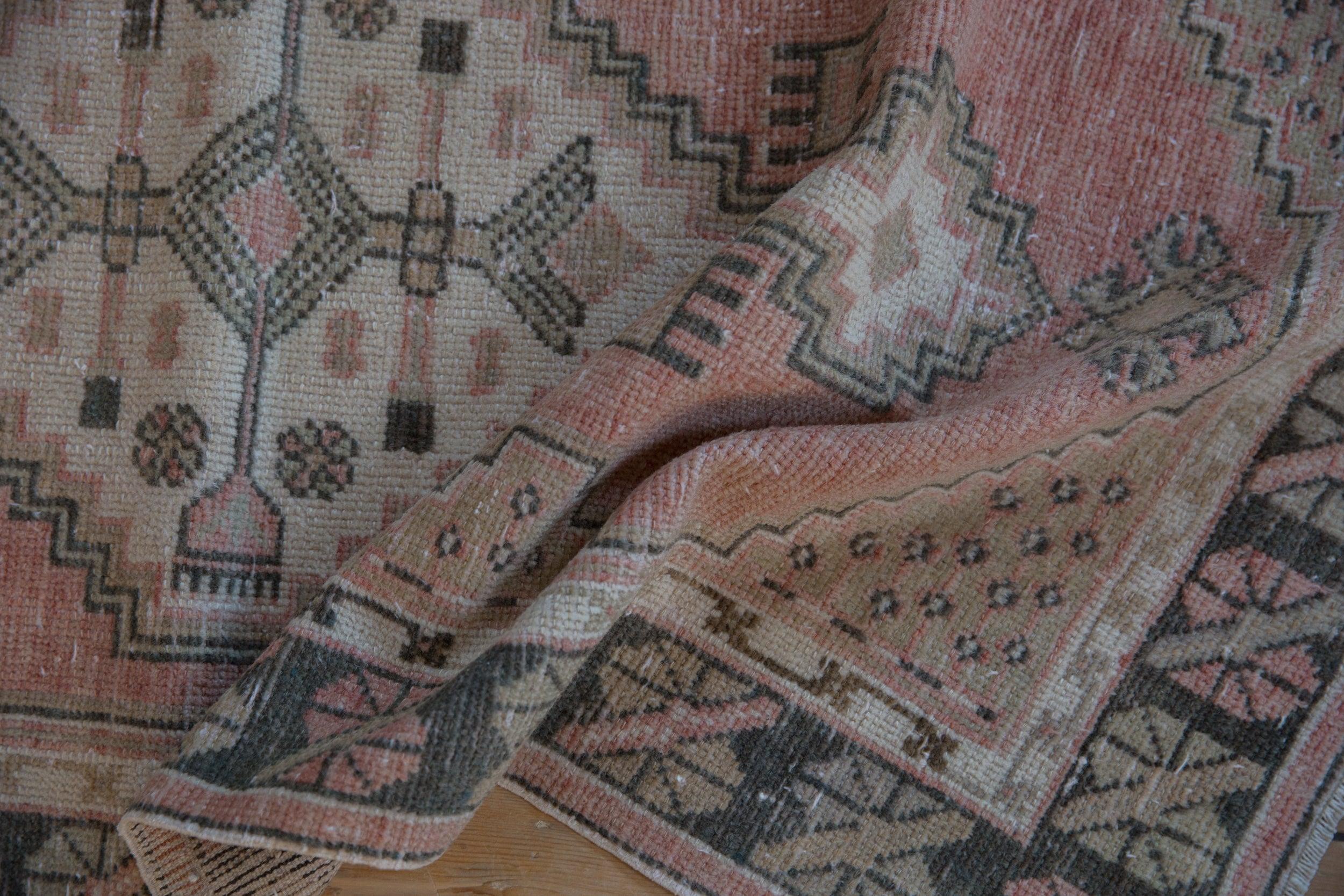 Noué à la main Vintage Distressed Oushak Rug Runner en vente