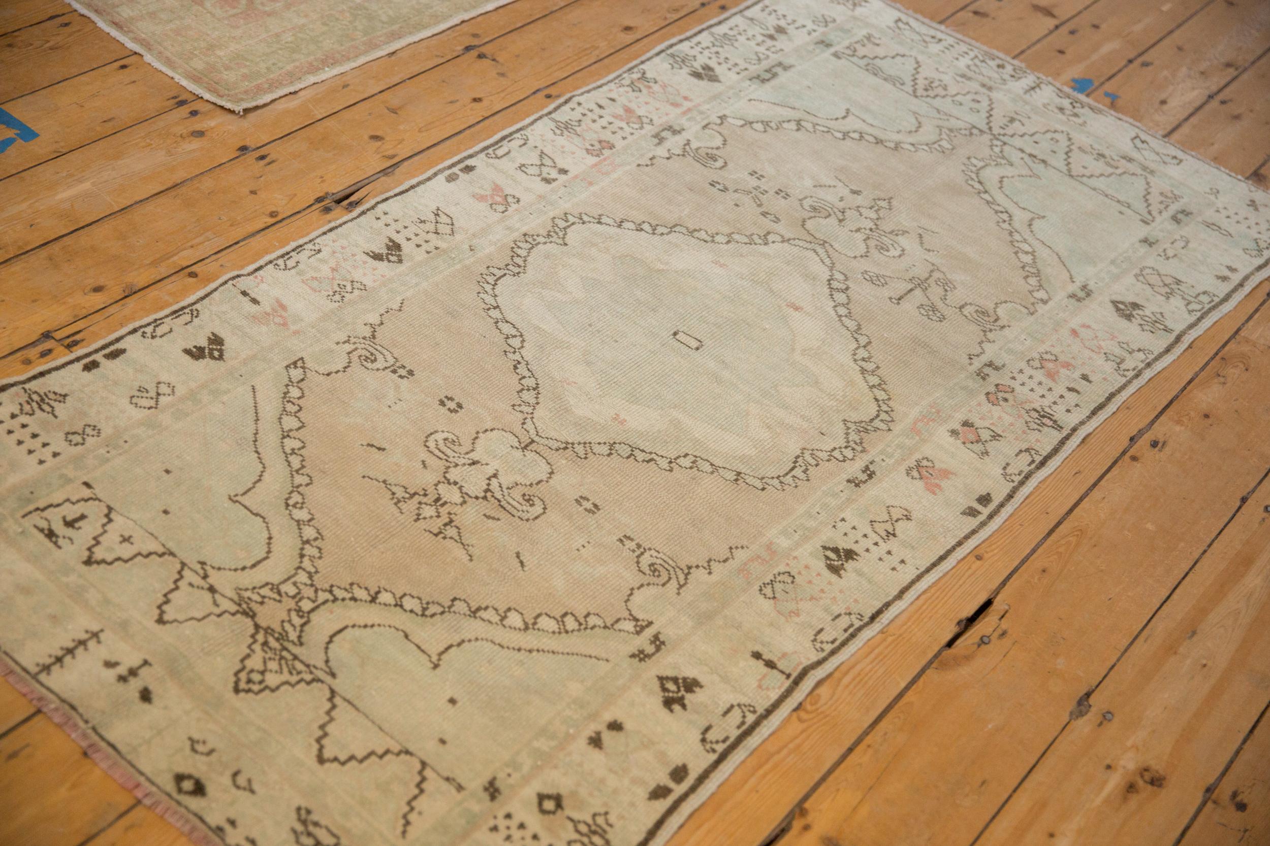 Vintage Distressed Oushak Teppich Läufer (Handgeknüpft) im Angebot