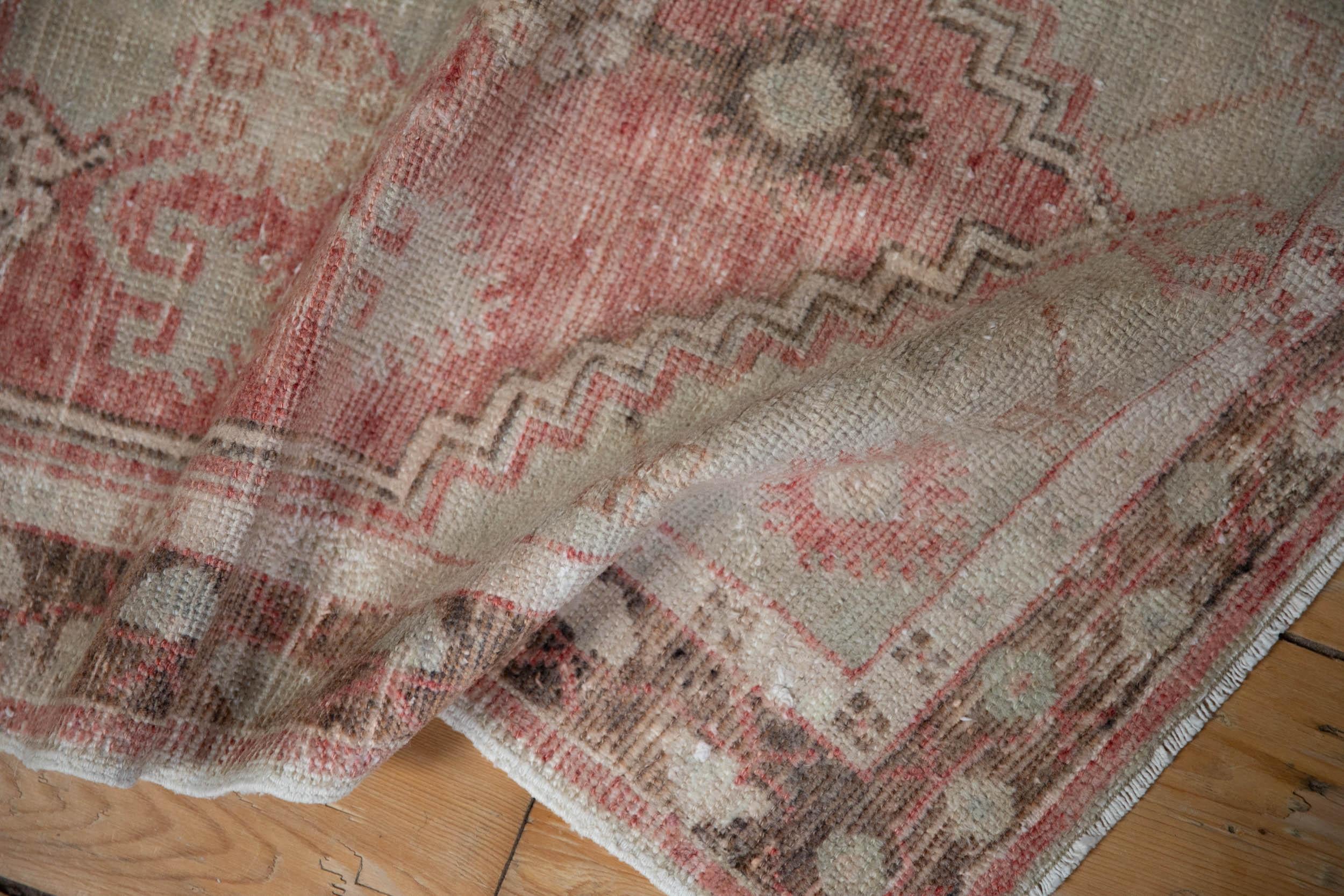 Vintage Distressed Oushak Teppich Läufer (Handgeknüpft) im Angebot