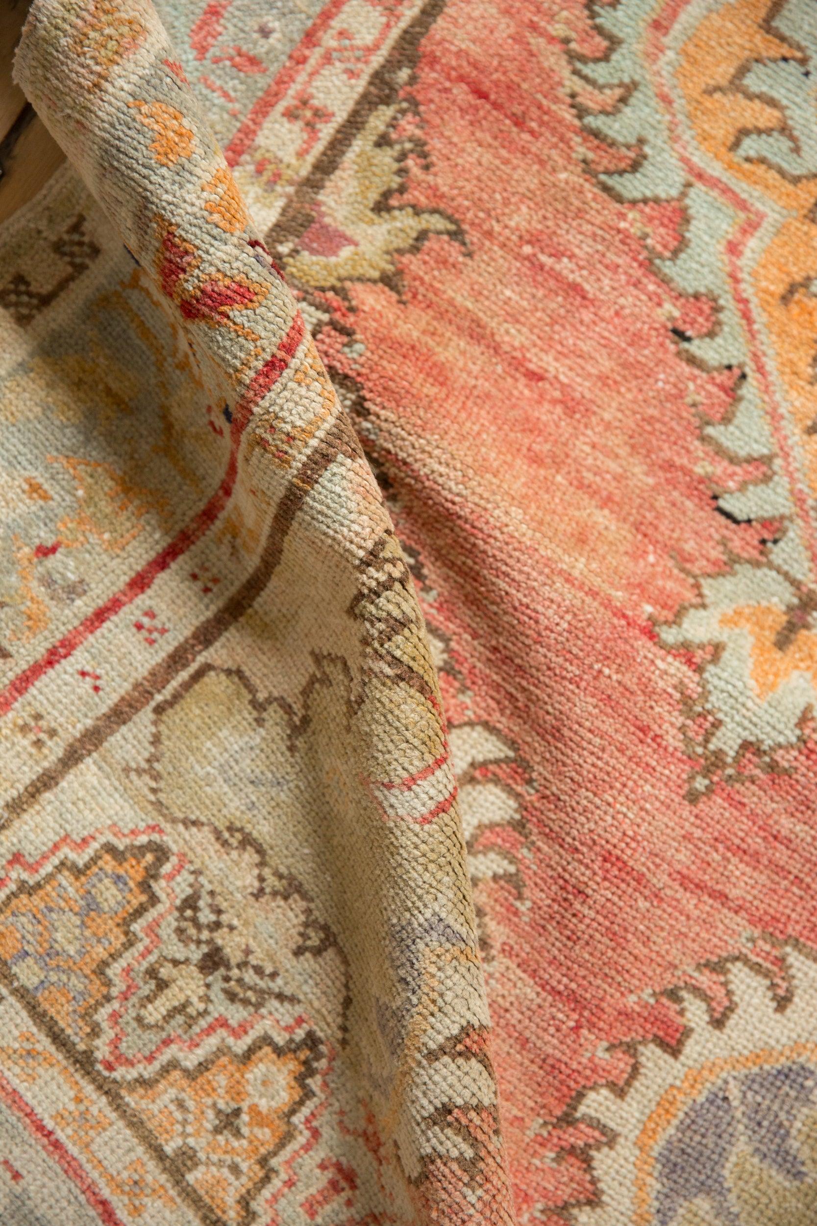 Vintage Distressed Oushak Teppich Läufer (Handgeknüpft) im Angebot