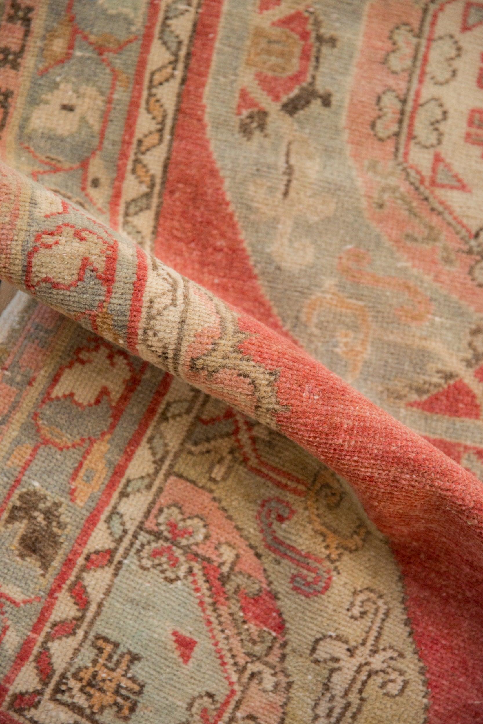 Annodato a mano Tappeto Oushak Vintage Distressed Runner in vendita