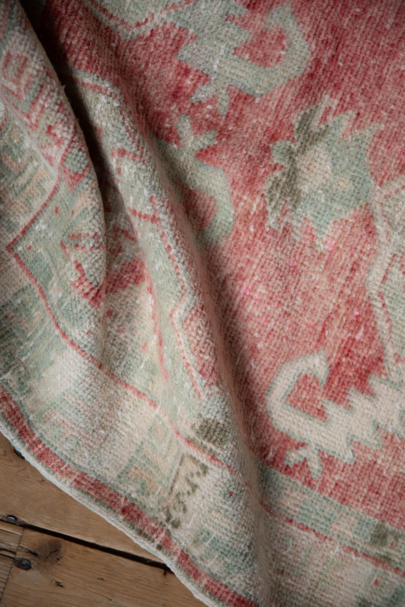 Vintage Distressed Oushak Teppich Läufer (Handgeknüpft) im Angebot