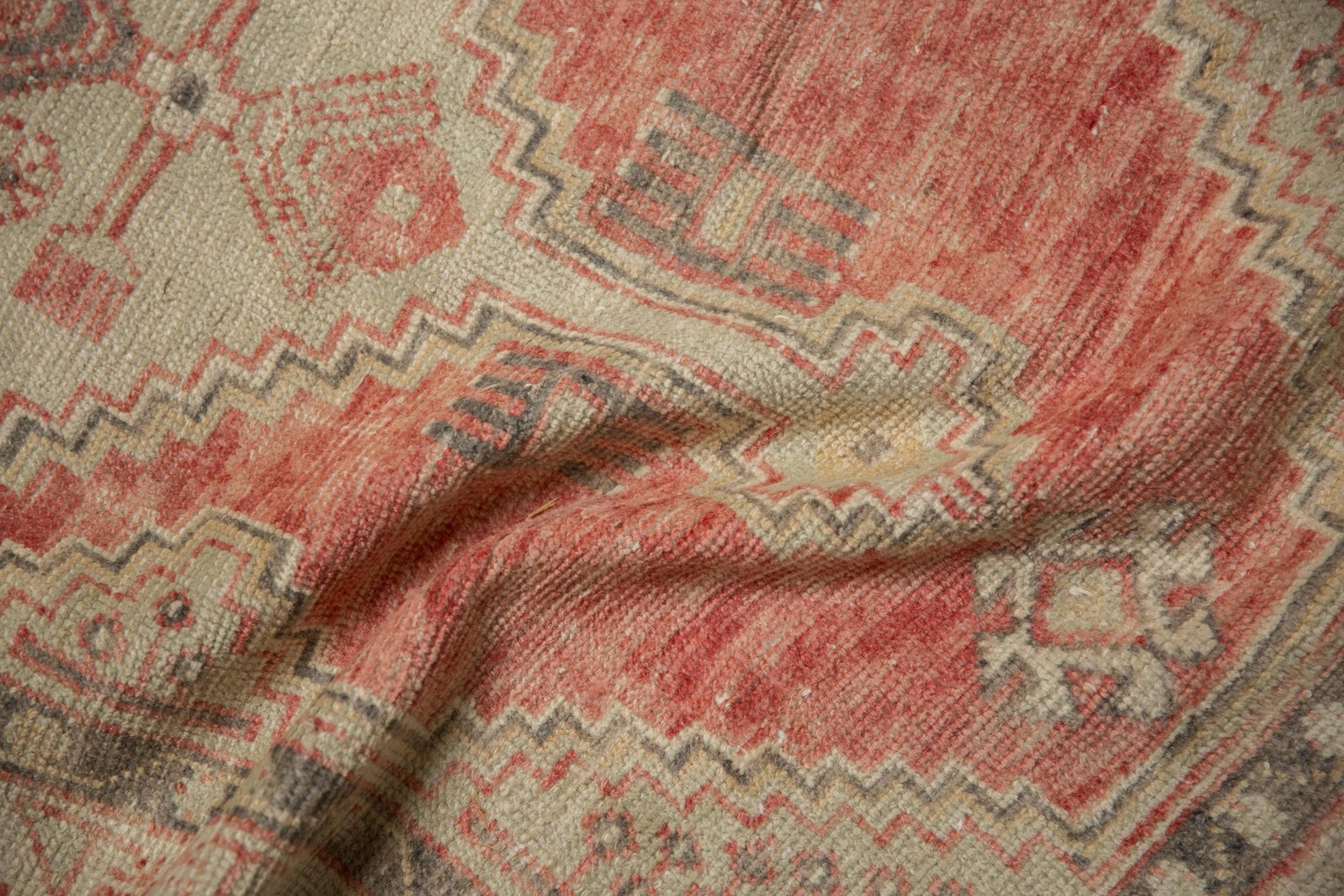 Vintage Distressed Oushak Teppich Läufer (Handgeknüpft) im Angebot