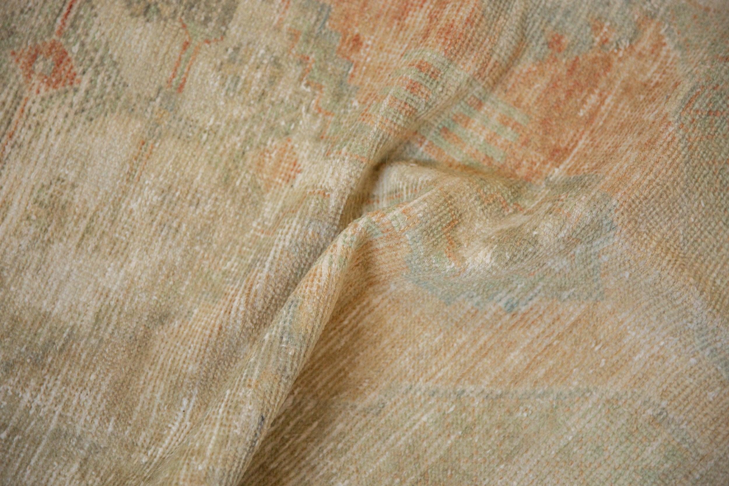 Annodato a mano Tappeto Oushak Vintage Distressed Runner in vendita