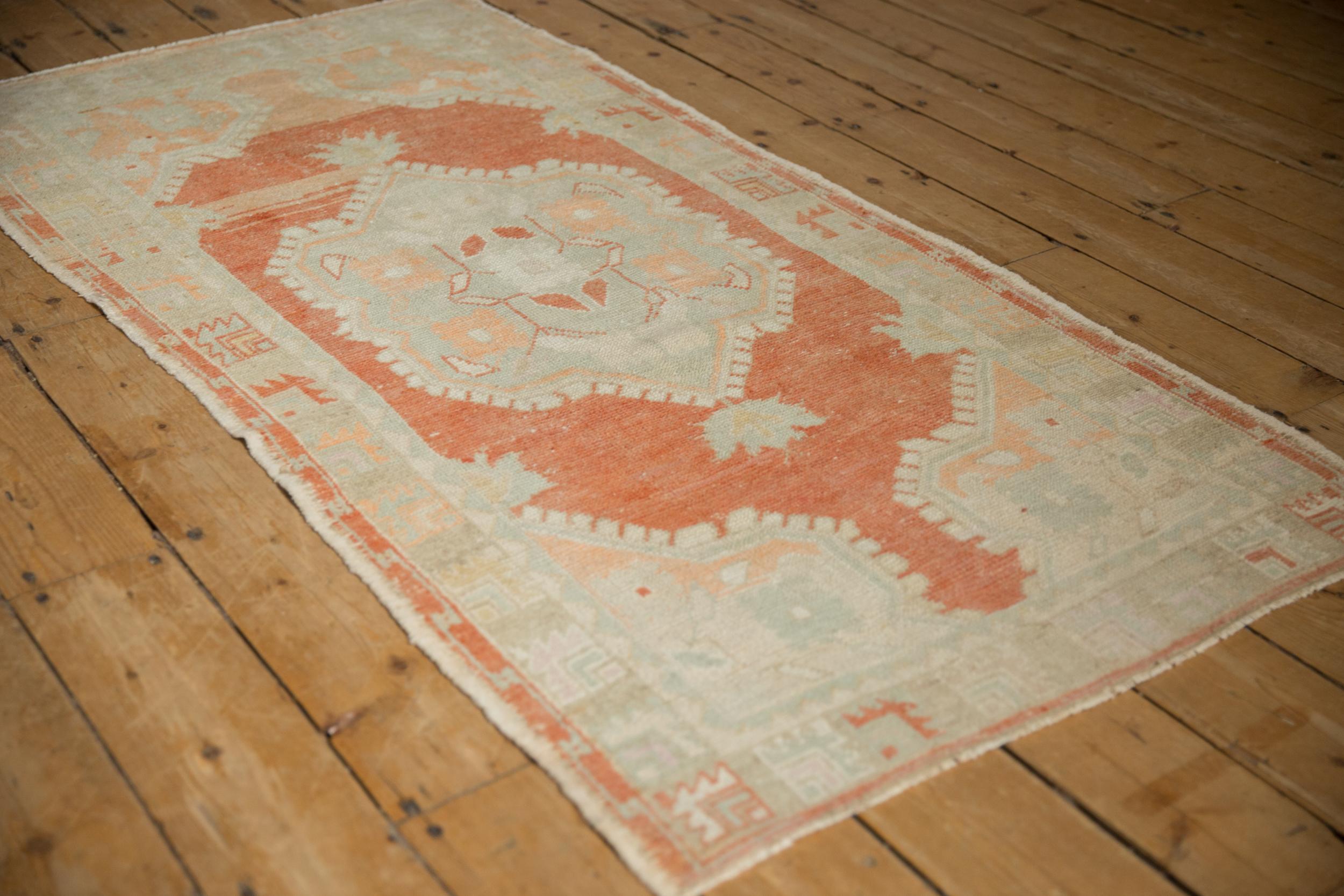 Vintage Distressed Oushak Teppich Läufer (Handgeknüpft) im Angebot