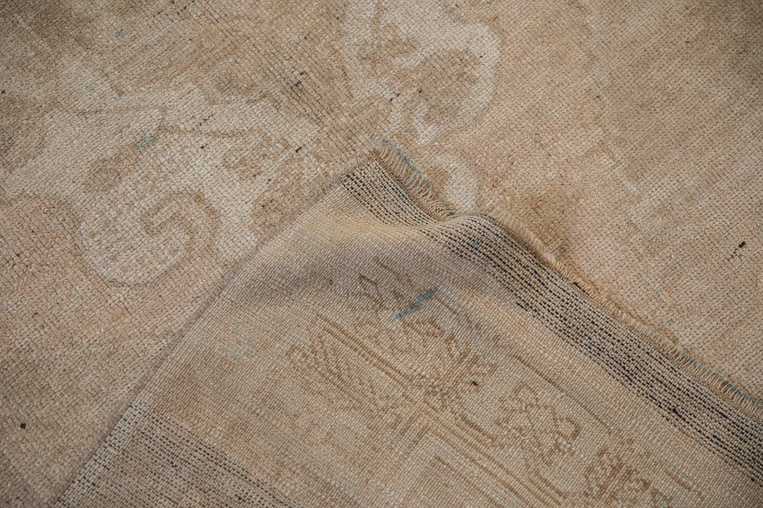 Vintage Distressed Oushak Teppich Läufer (Handgeknüpft) im Angebot