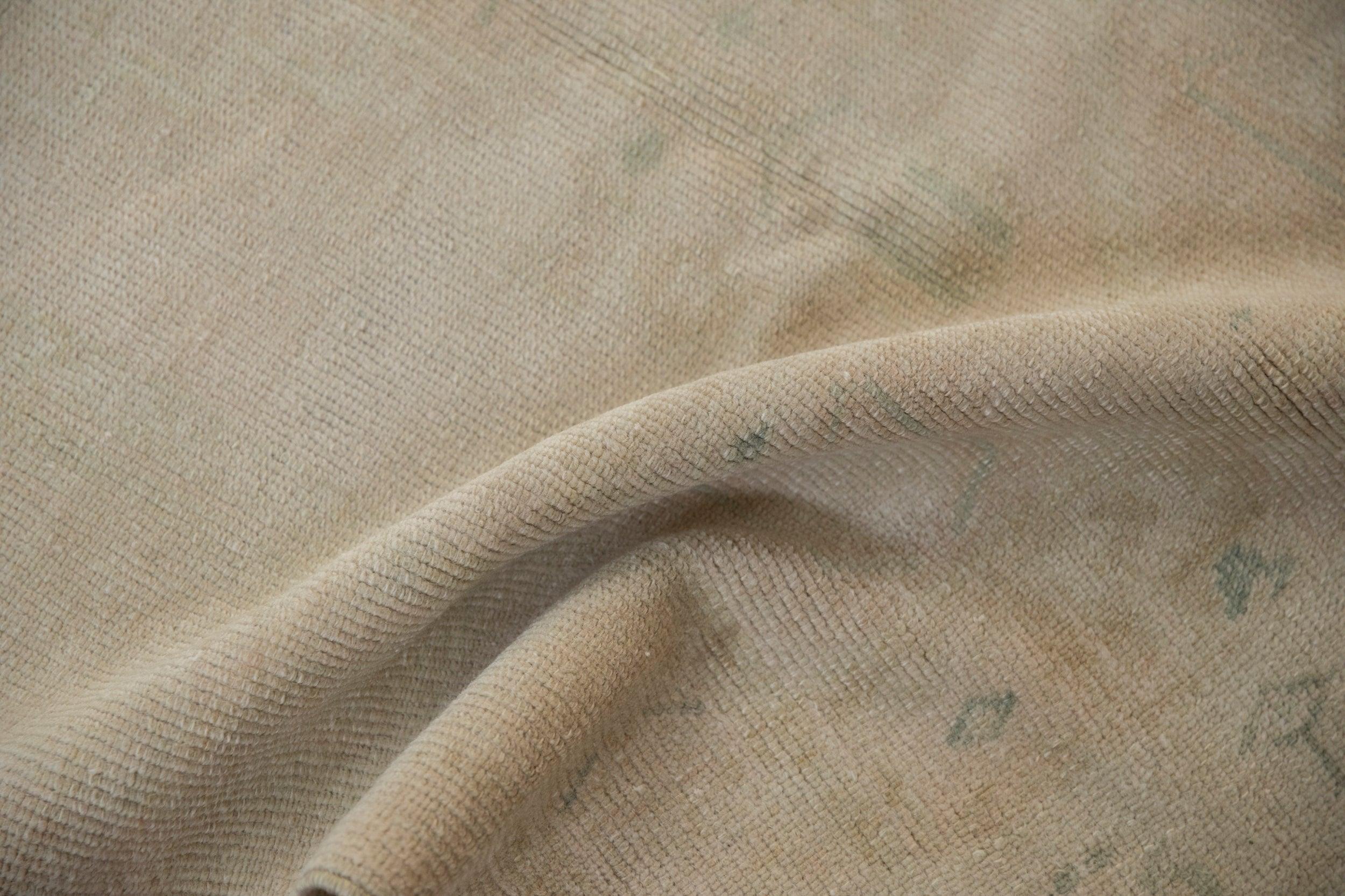 Annodato a mano Tappeto Oushak Vintage Distressed Runner in vendita