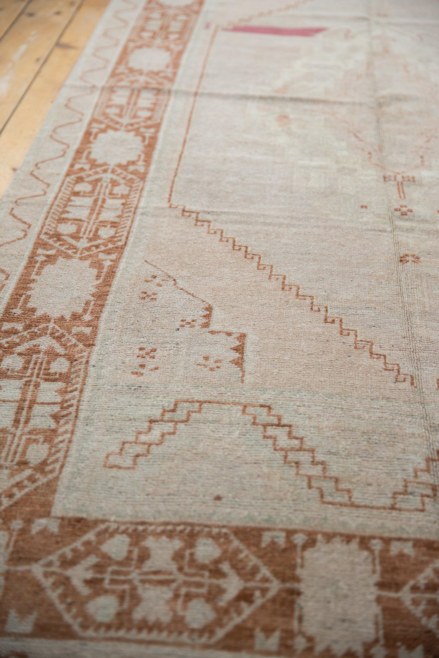 Vintage Distressed Oushak Teppich Läufer im Zustand „Relativ gut“ im Angebot in Katonah, NY