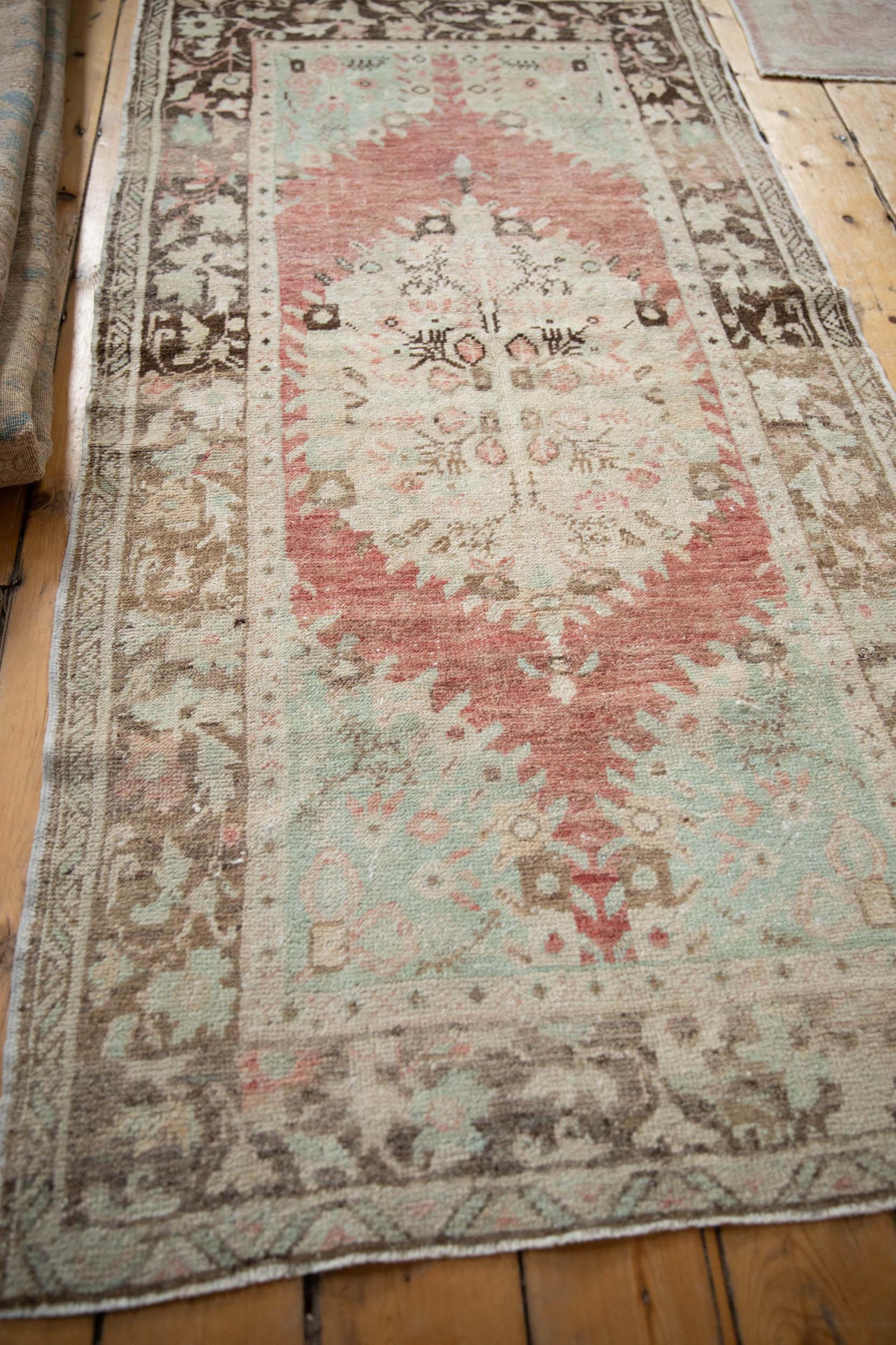 Vintage Distressed Oushak Teppich Läufer im Zustand „Relativ gut“ im Angebot in Katonah, NY