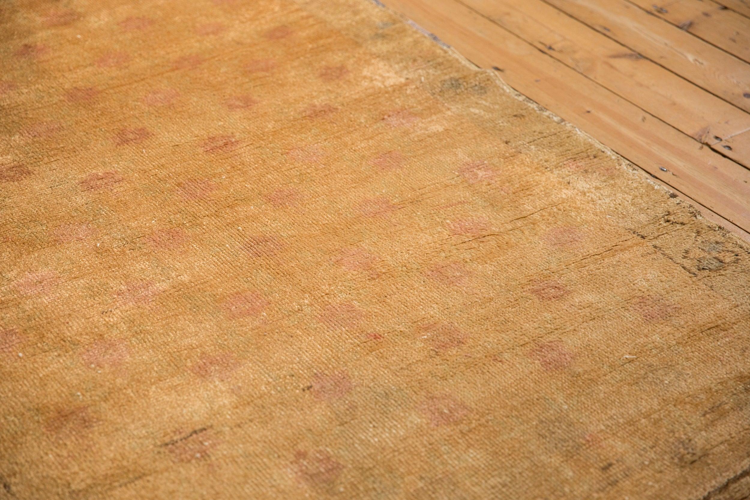 Vintage Distressed Oushak Teppich Läufer im Zustand „Relativ gut“ im Angebot in Katonah, NY