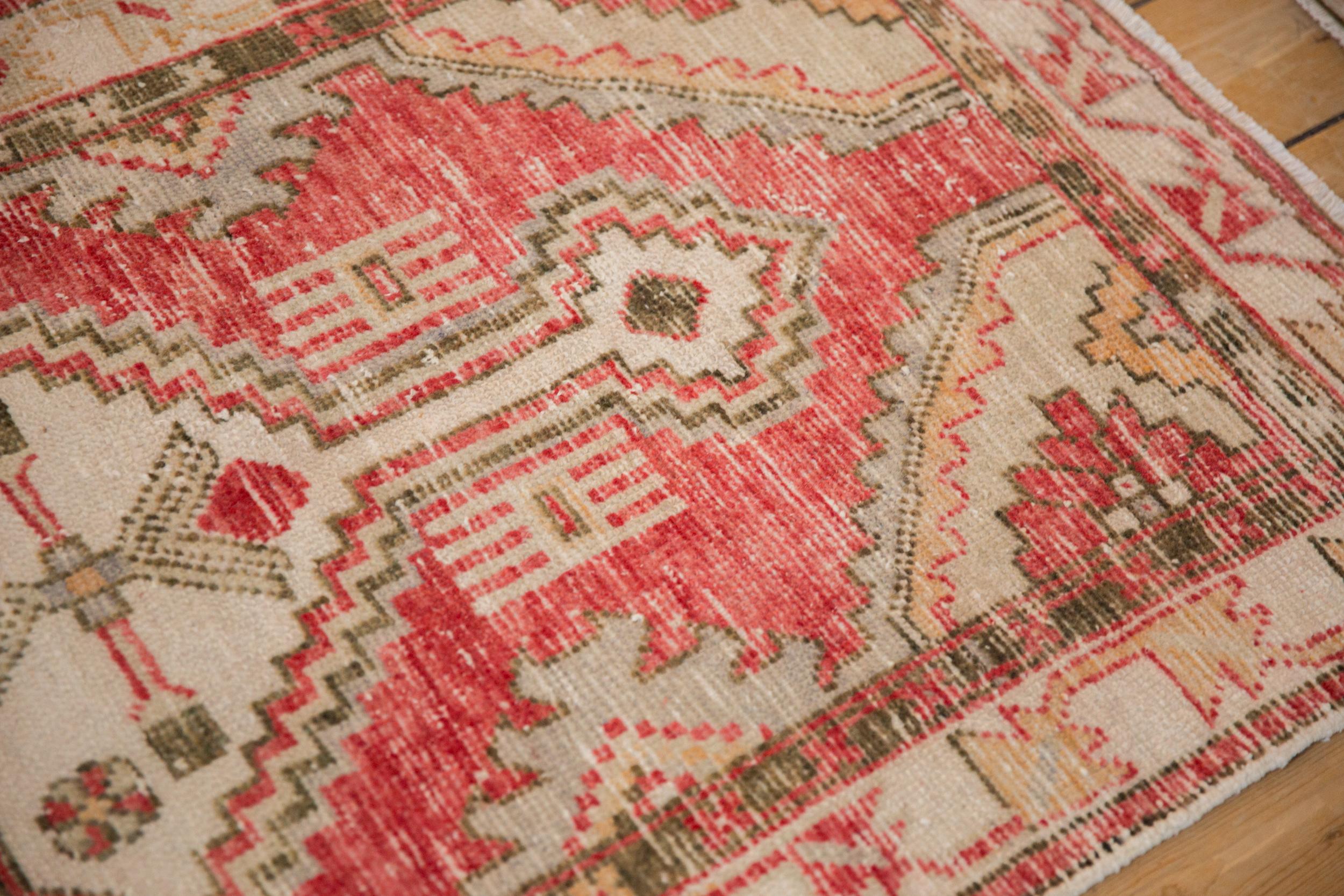 Vintage Distressed Oushak Teppich Läufer im Zustand „Relativ gut“ im Angebot in Katonah, NY