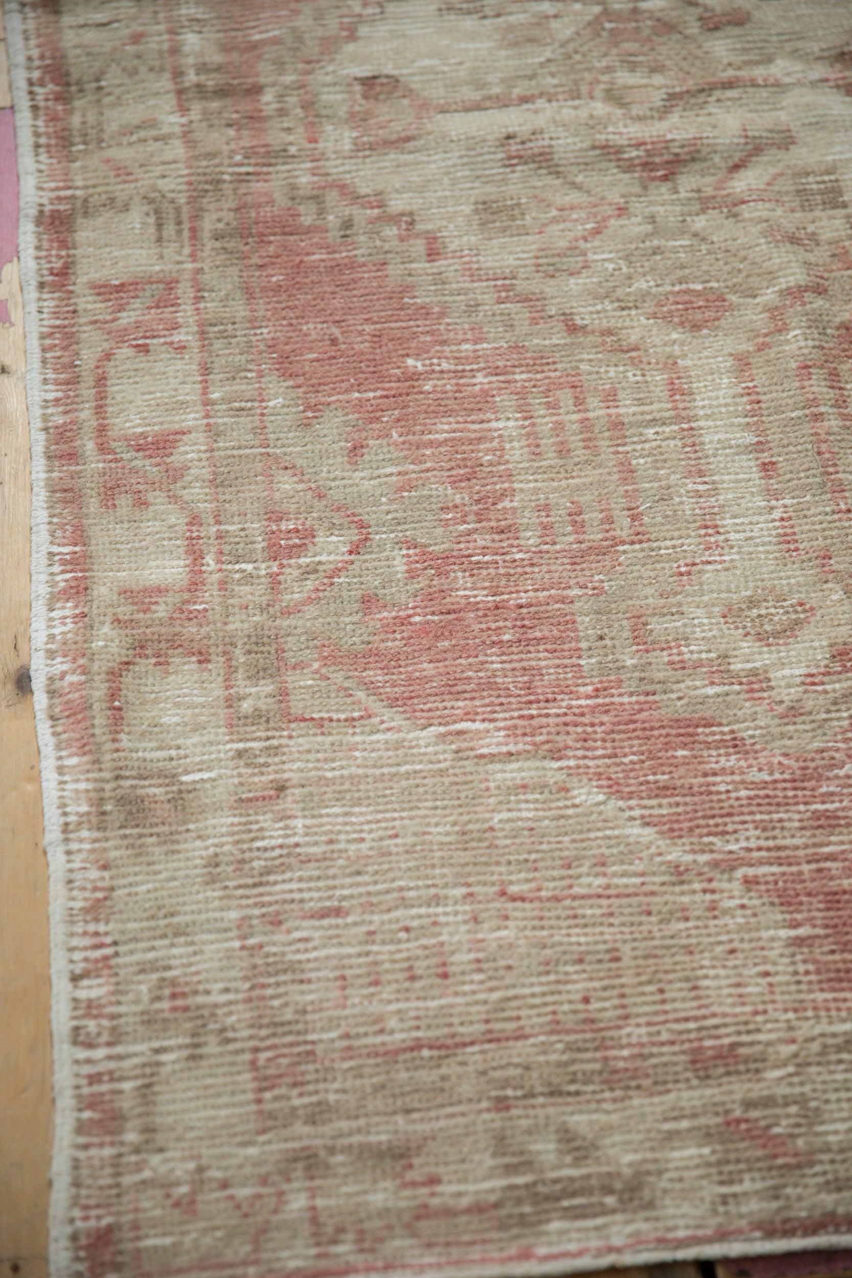 Vintage Distressed Oushak Rug Runner im Zustand „Relativ gut“ im Angebot in Katonah, NY