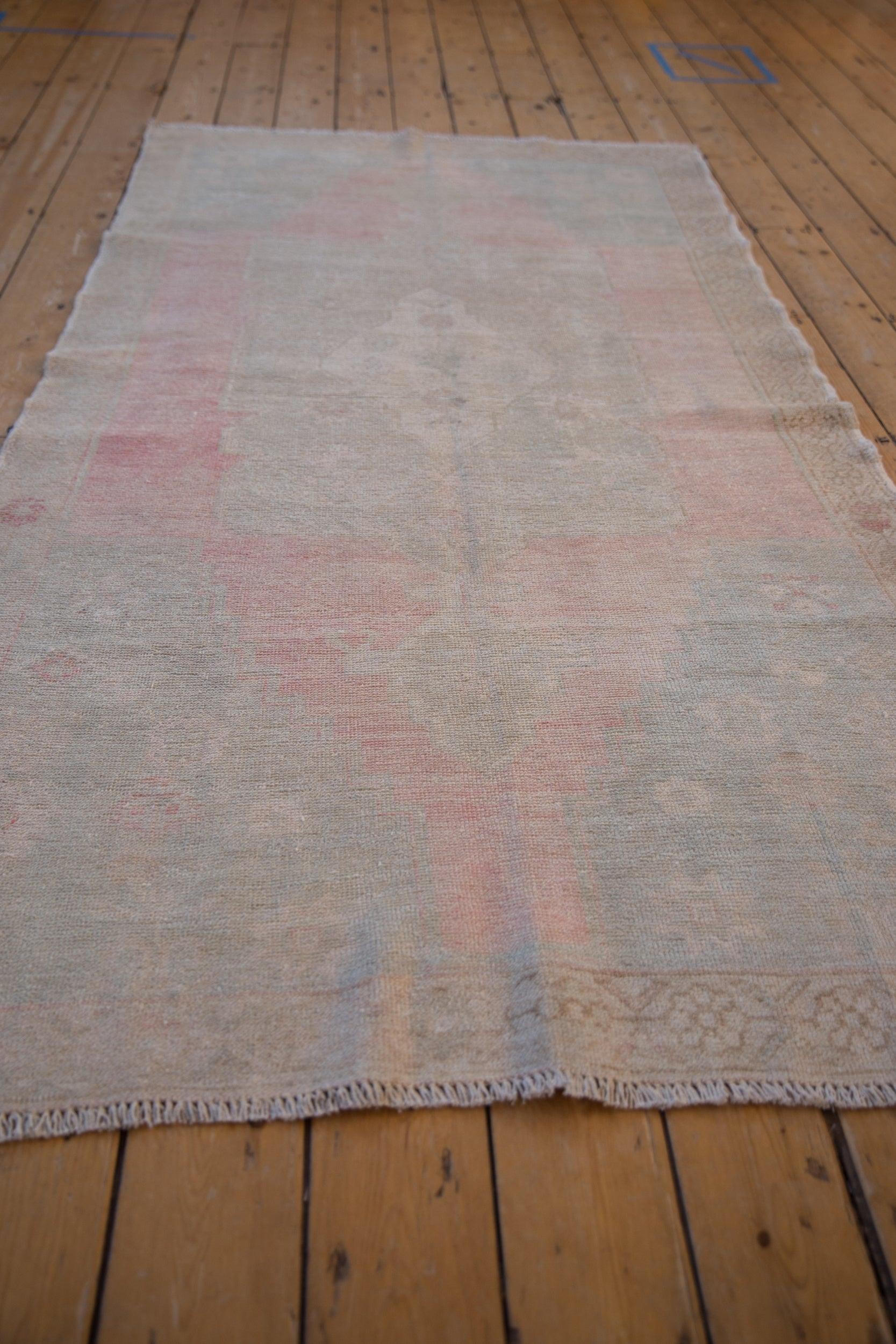 Vintage Distressed Oushak Rug Runner In condizioni discrete in vendita a Katonah, NY