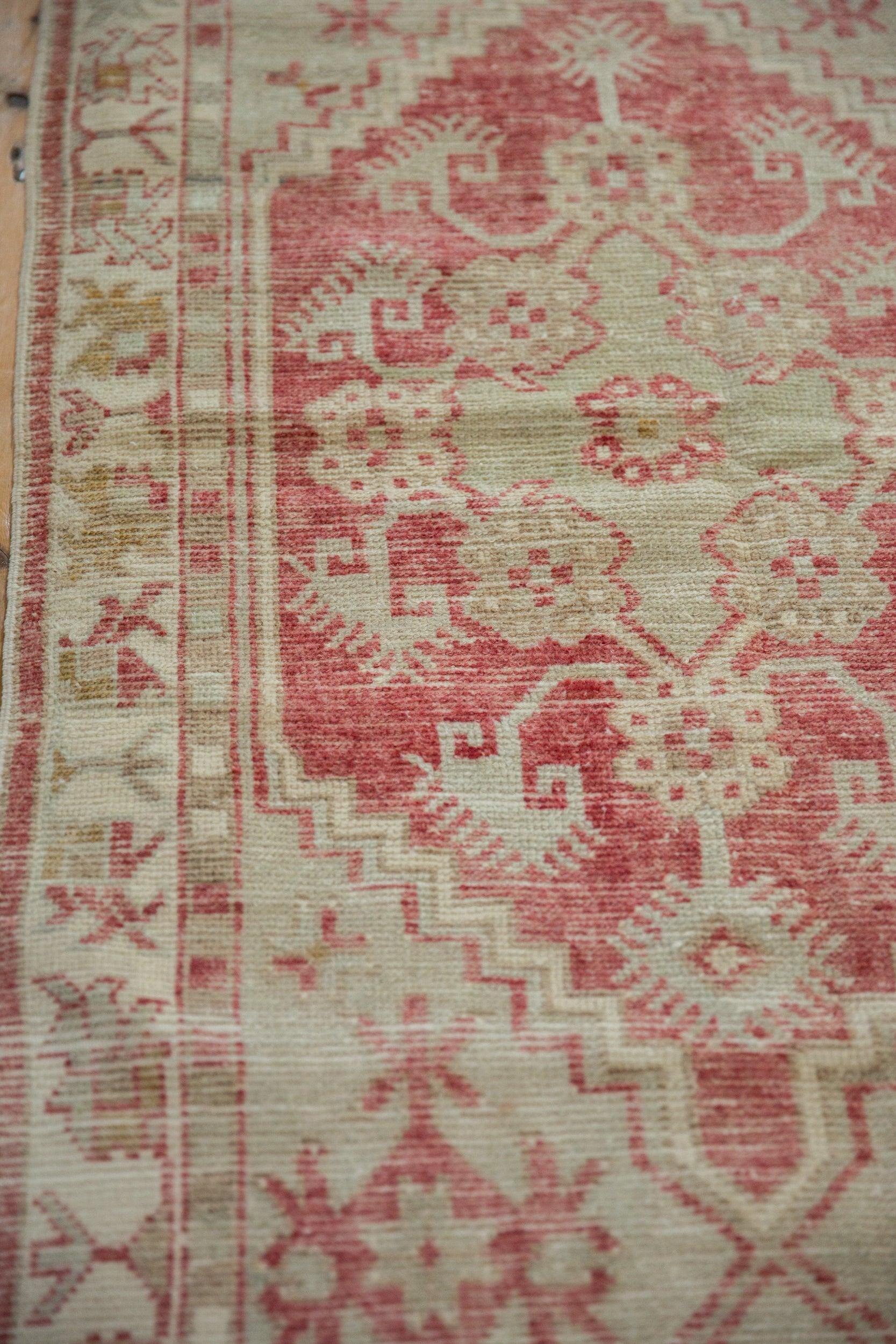 Vintage Distressed Oushak Rug Runner im Zustand „Relativ gut“ im Angebot in Katonah, NY