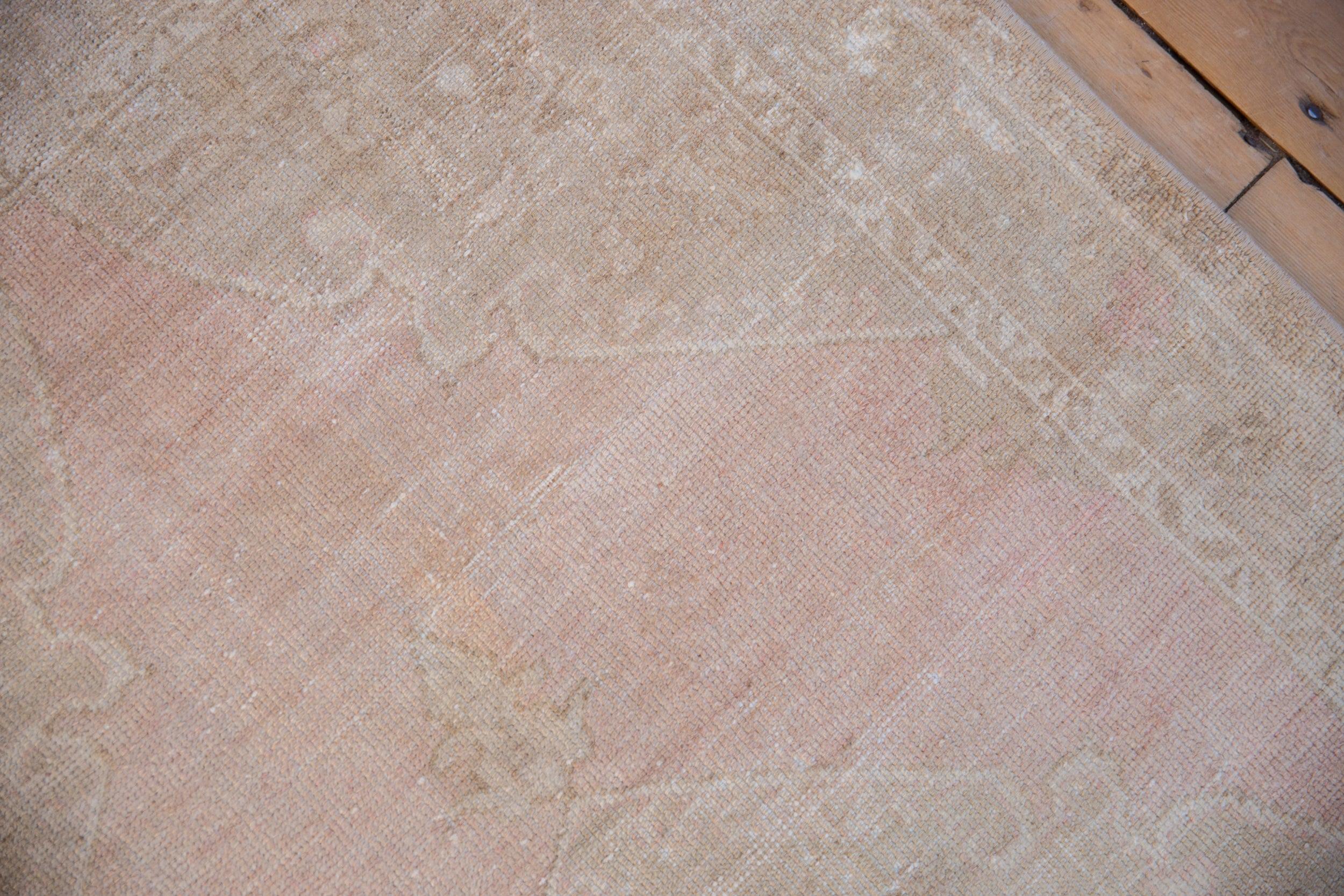 Vintage Distressed Oushak Teppich Läufer im Zustand „Relativ gut“ im Angebot in Katonah, NY