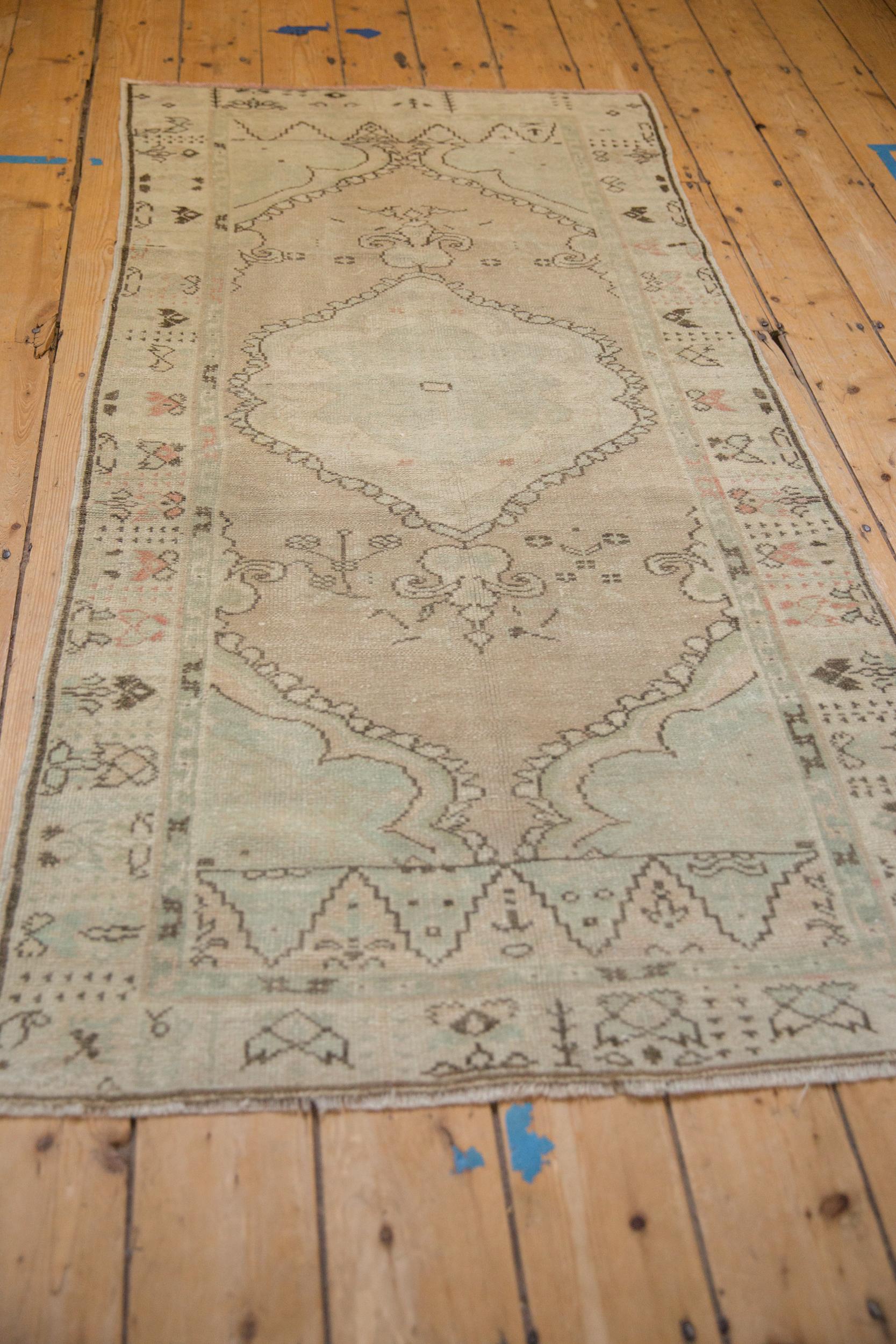 Vintage Distressed Oushak Teppich Läufer im Zustand „Relativ gut“ im Angebot in Katonah, NY