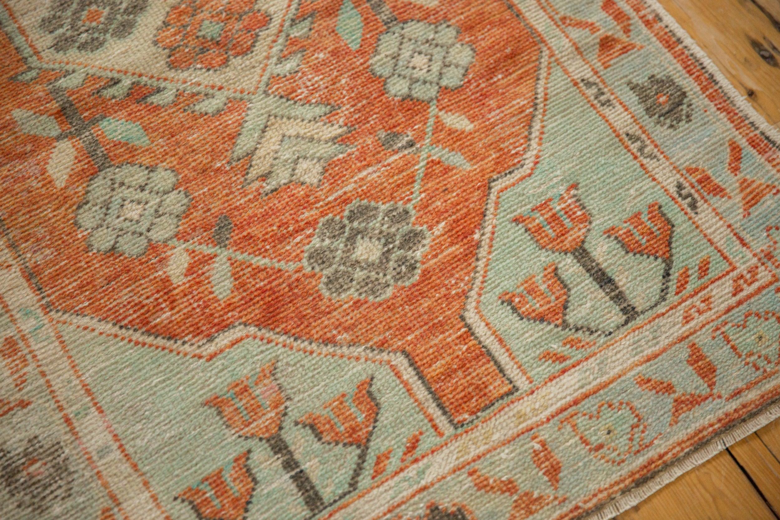 Vintage Distressed Oushak Teppich Läufer im Zustand „Relativ gut“ im Angebot in Katonah, NY