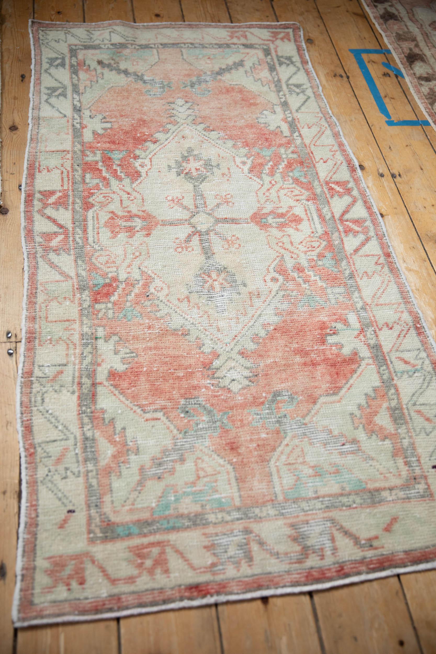 Vintage Distressed Oushak Teppich Läufer im Zustand „Relativ gut“ im Angebot in Katonah, NY