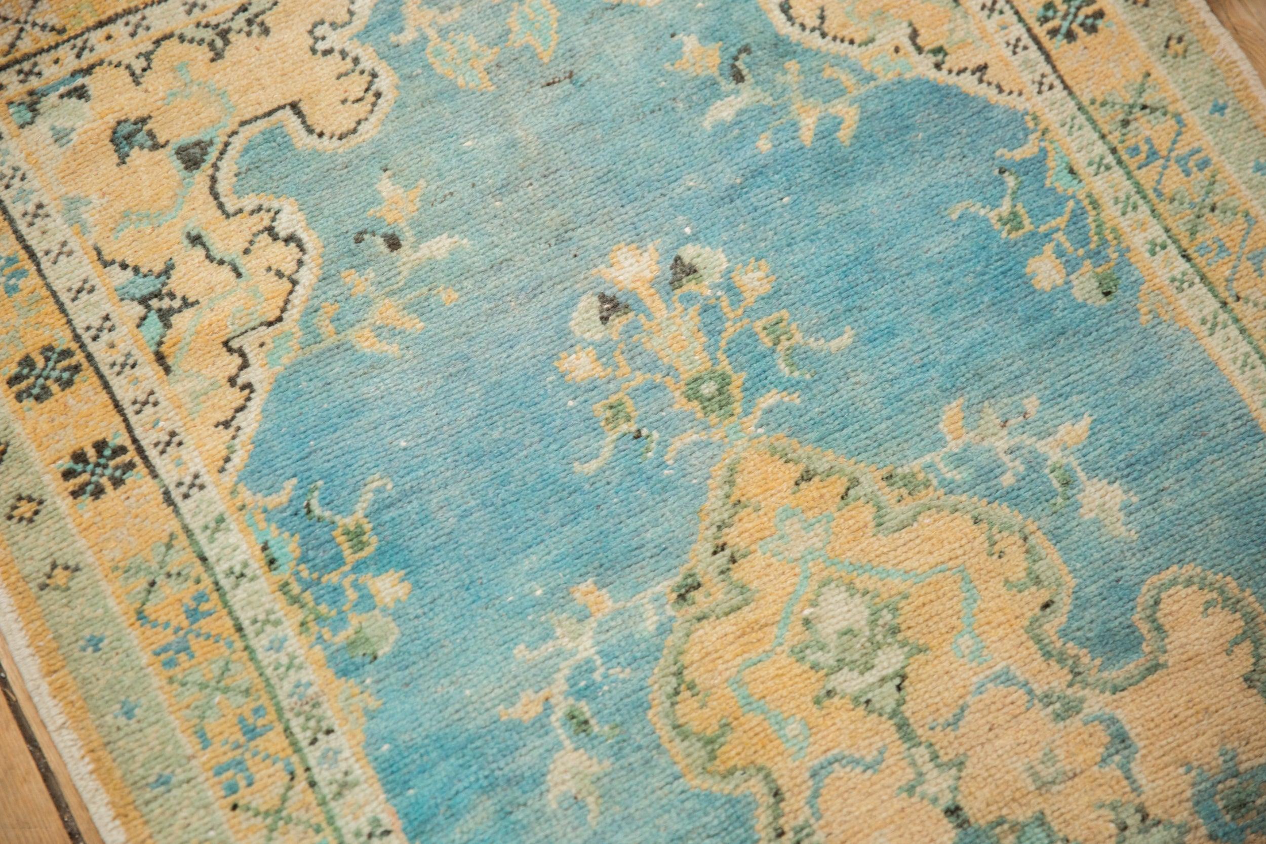 Vintage Distressed Oushak Teppich Läufer im Zustand „Relativ gut“ im Angebot in Katonah, NY