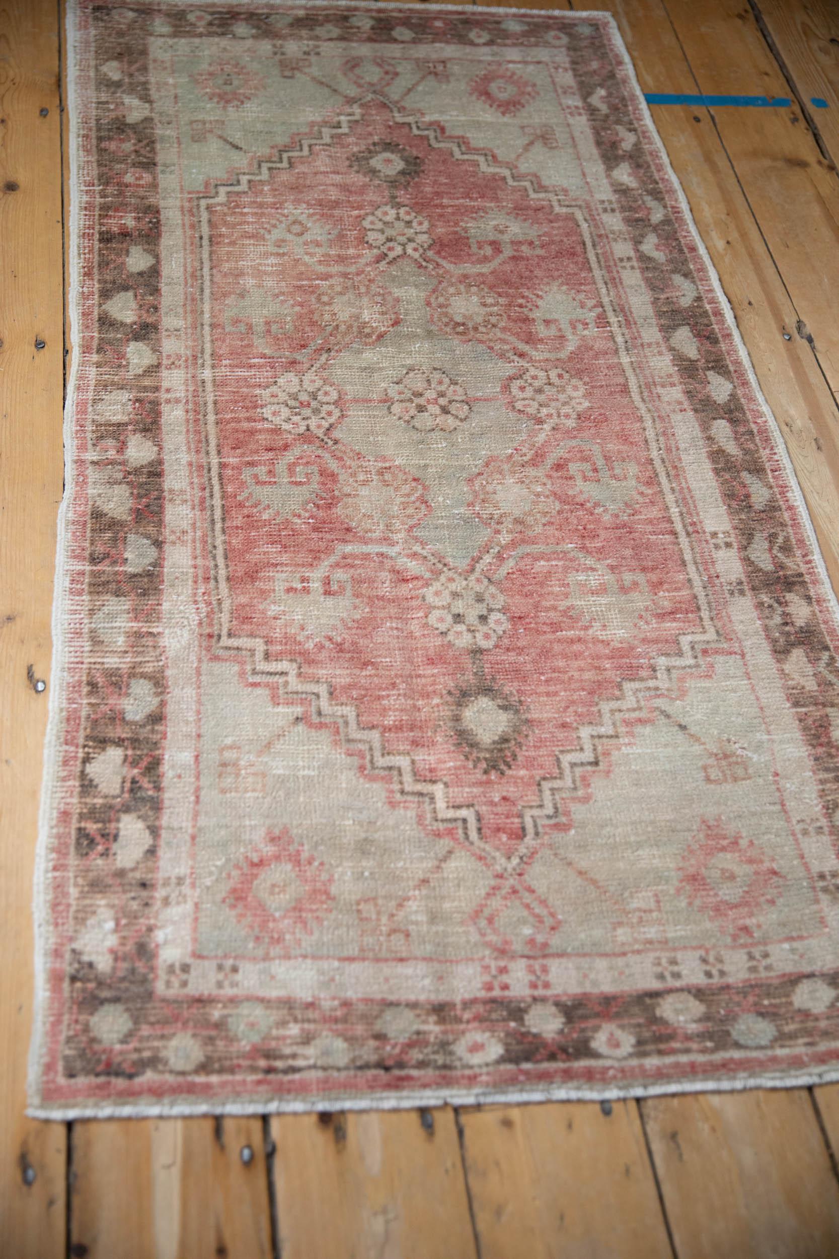 Vintage Distressed Oushak Teppich Läufer im Zustand „Relativ gut“ im Angebot in Katonah, NY