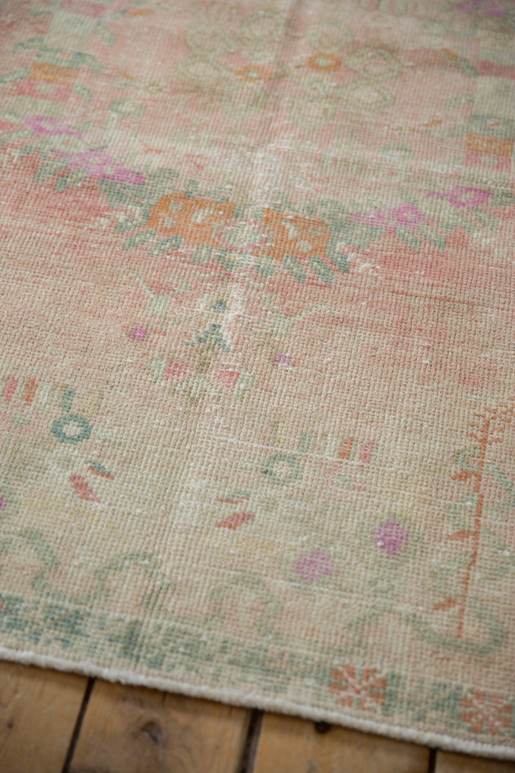 Vintage Distressed Oushak Teppich Läufer im Zustand „Relativ gut“ im Angebot in Katonah, NY