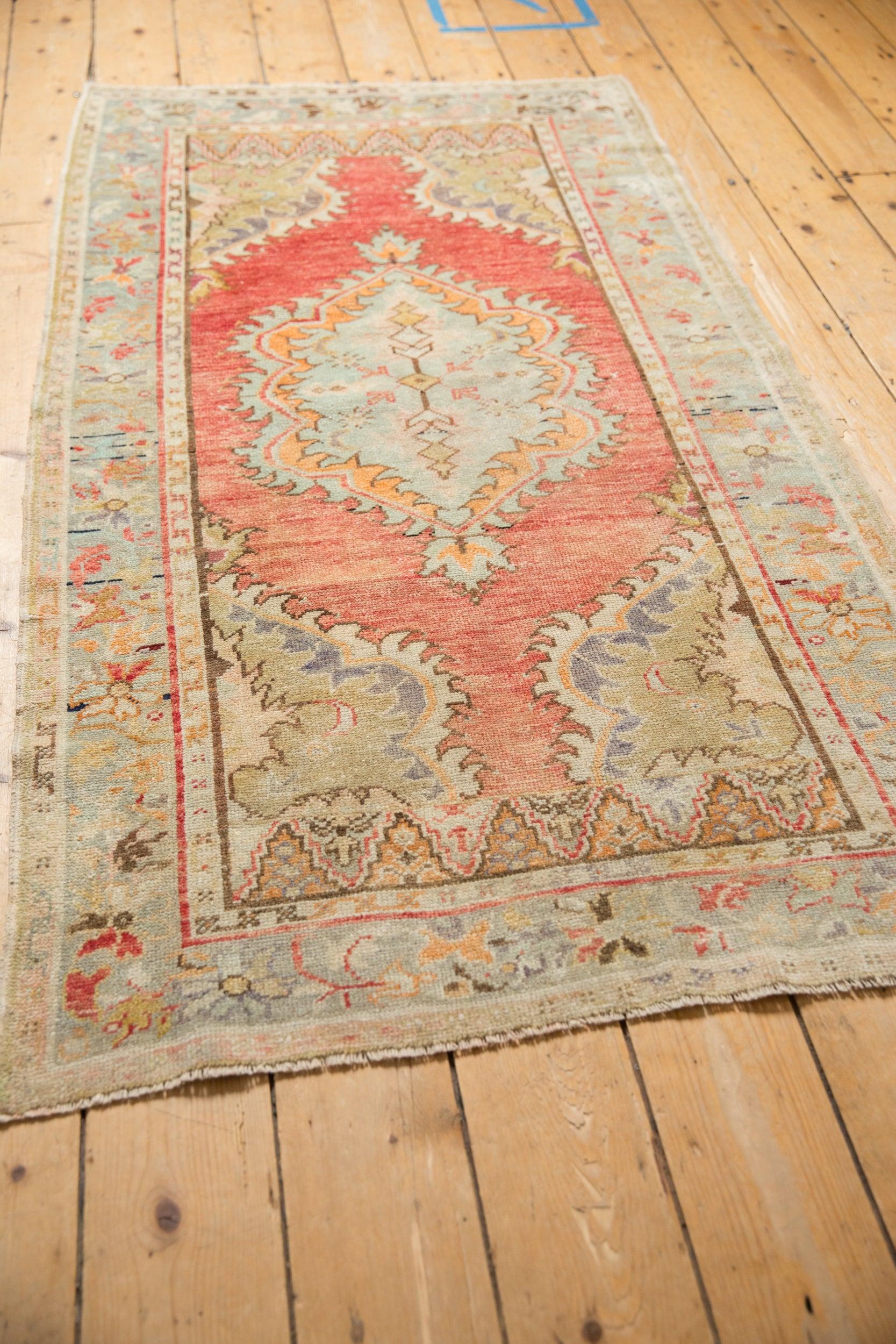 Vintage Distressed Oushak Teppich Läufer im Zustand „Relativ gut“ im Angebot in Katonah, NY