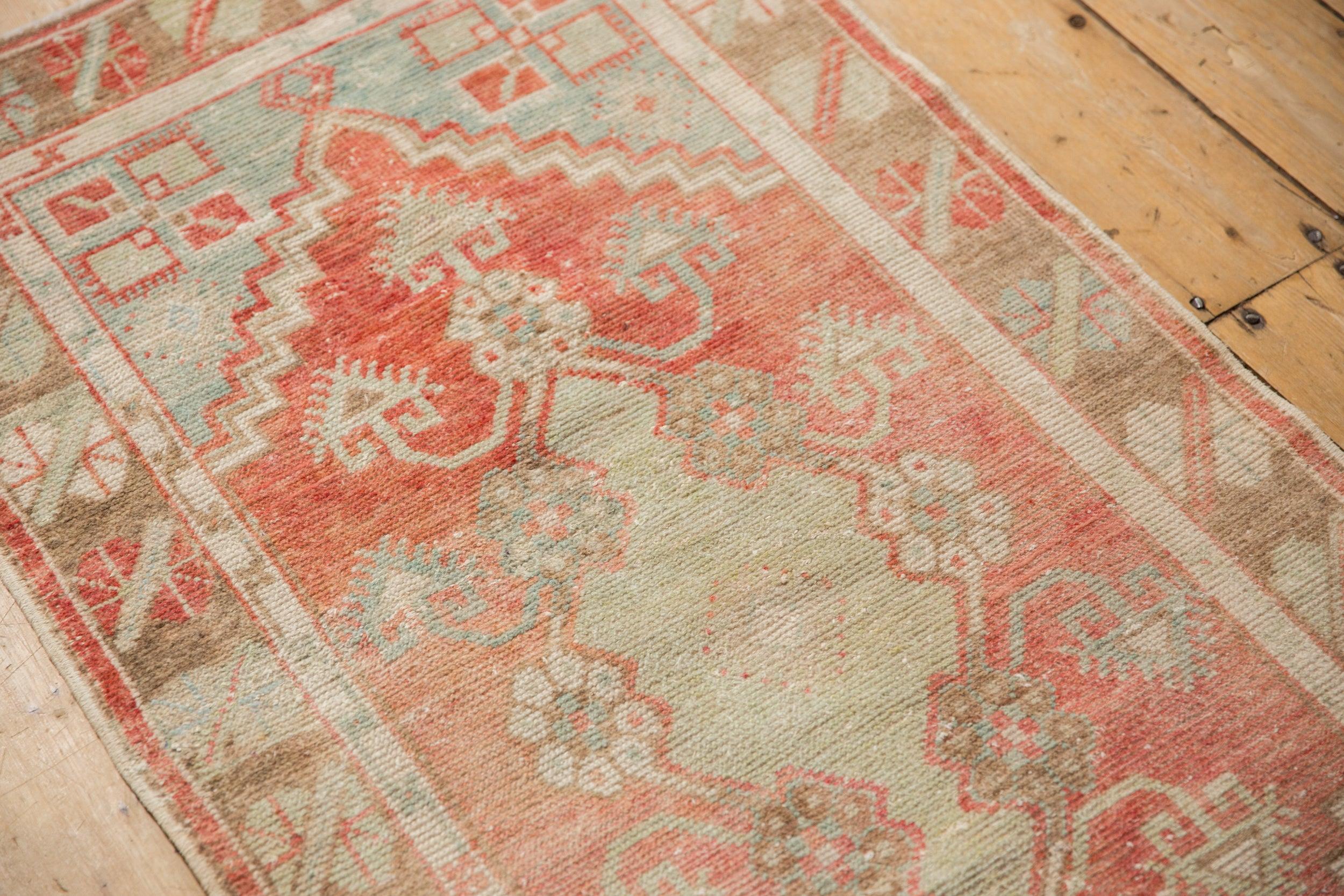 Vintage Distressed Oushak Teppich Läufer im Zustand „Relativ gut“ im Angebot in Katonah, NY