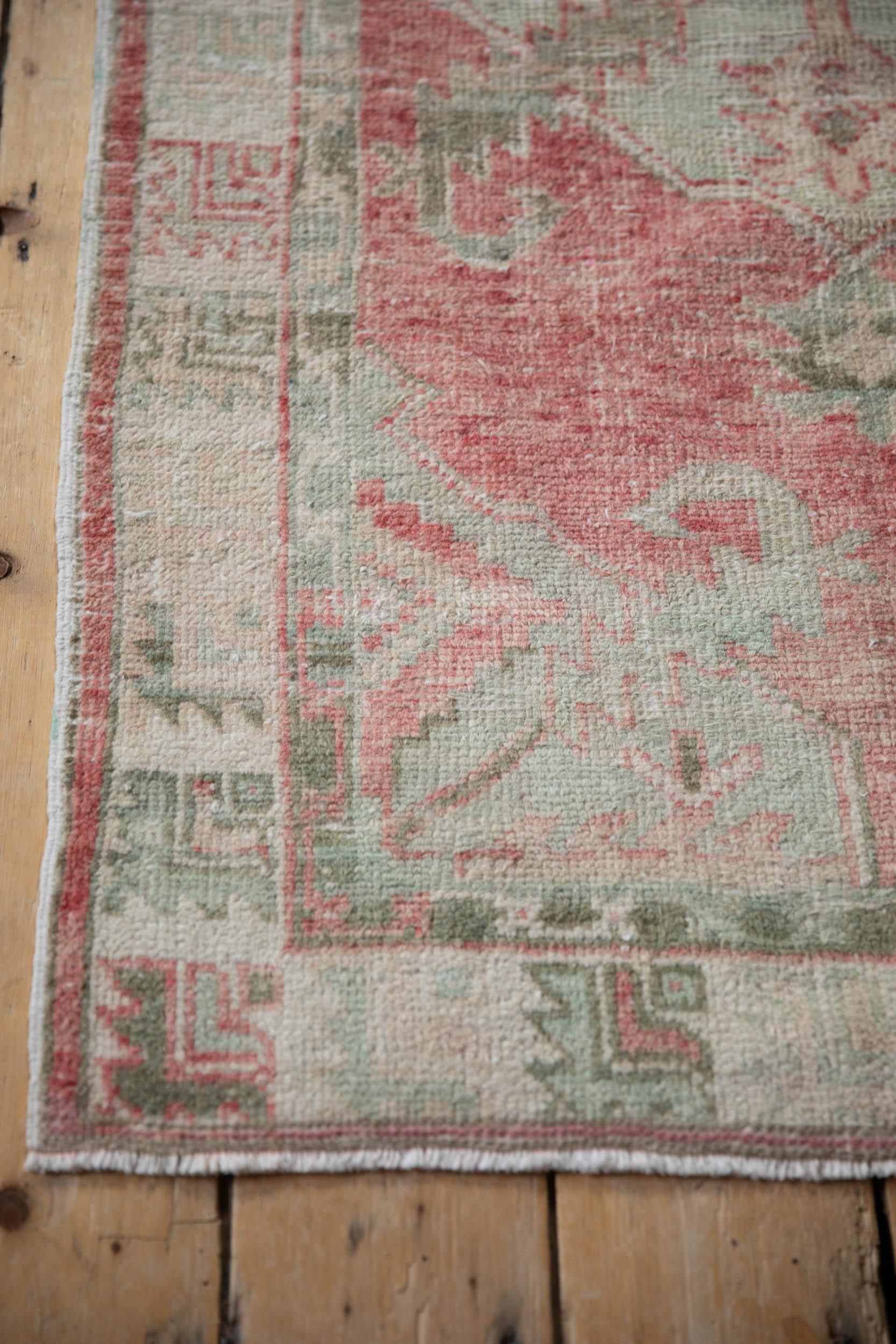 Vintage Distressed Oushak Teppich Läufer im Zustand „Relativ gut“ im Angebot in Katonah, NY